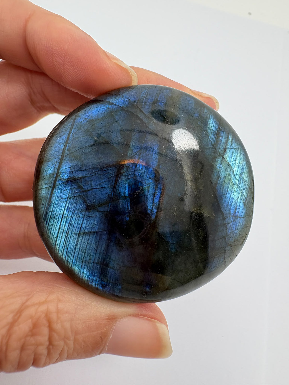 Descubre este canto de labradorita azul pulida, con destellos que cambian bajo la luz. Una pieza especial para tu colección de minerales.