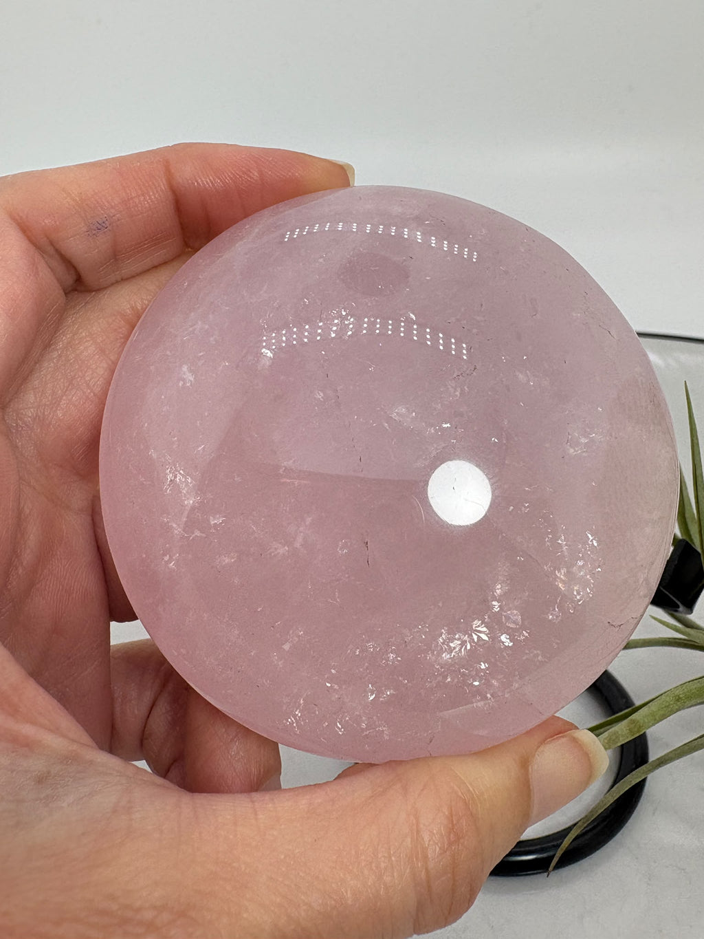 Canto grande de cuarzo rosa de Madagascar, pulido en forma circular. Mide 6,5 cm y pesa 160 g. Pieza única R50. Base no incluida.