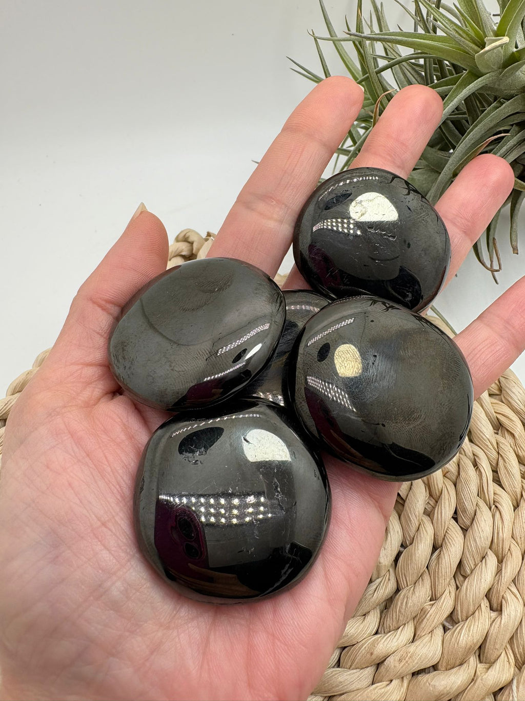 Cantos planos de azabache natural pulido de color negro intenso y brillo elegante. Ideales para llevar encima, meditar o utilizar como piedra de protección energética.