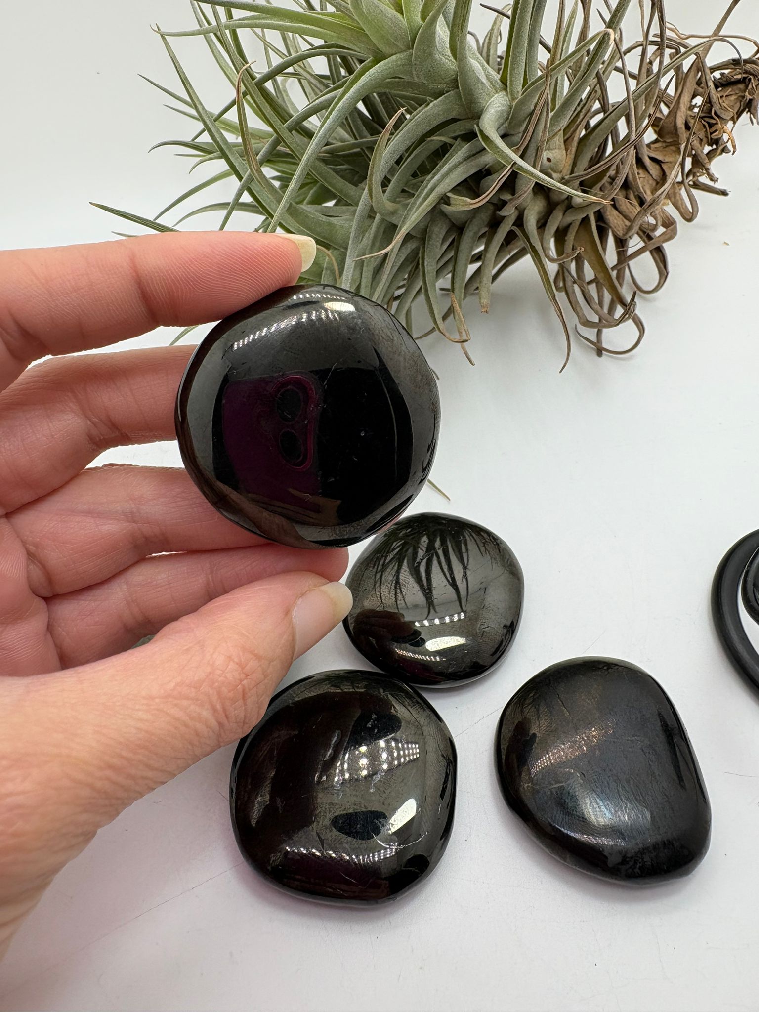 Cantos planos de azabache natural pulido de color negro intenso y brillo elegante. Ideales para llevar encima, meditar o utilizar como piedra de protección energética.