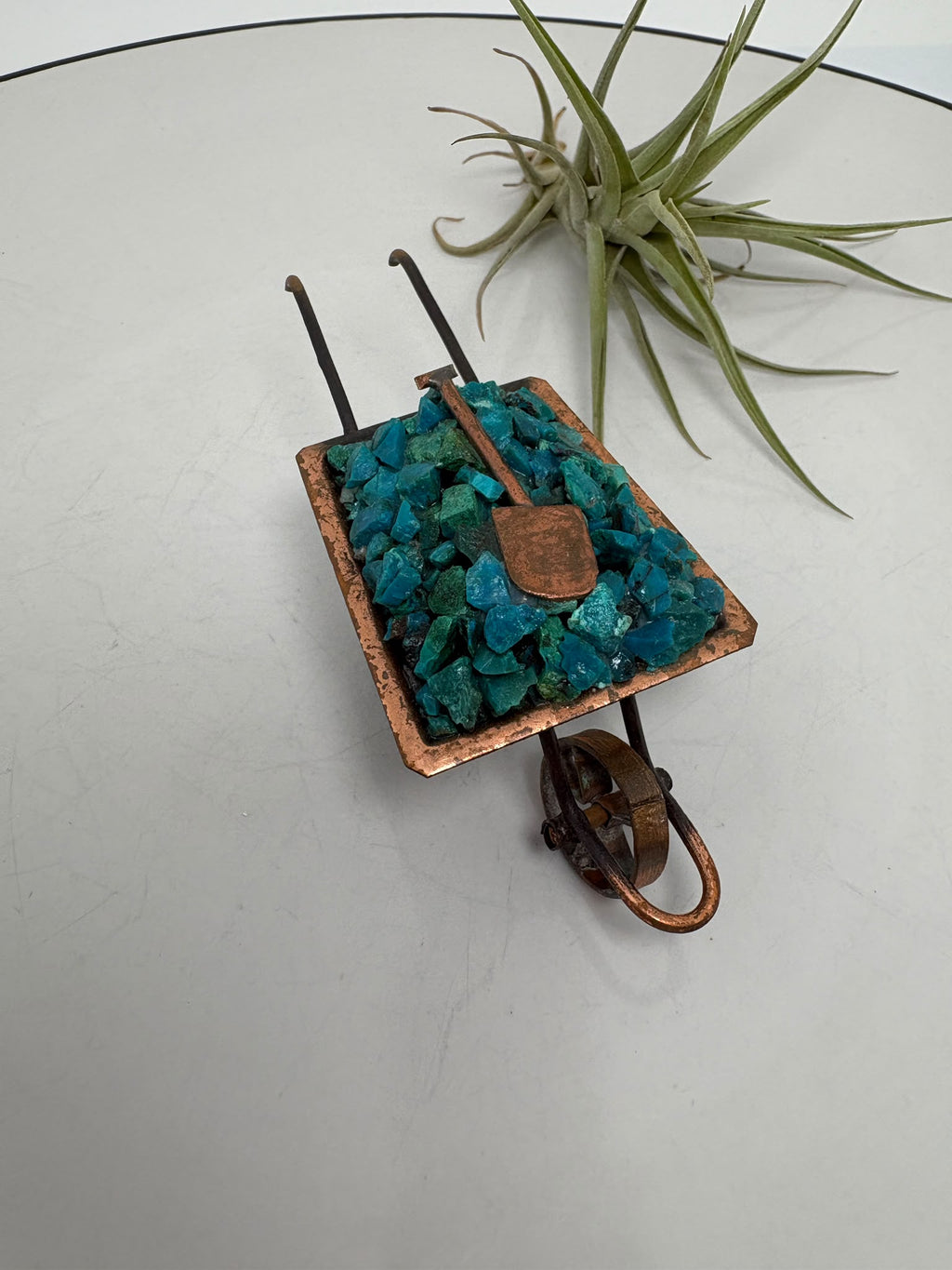 Carretilla de minero con amazonita, ópalo rosa de Perú o apatito. Escoge tu mineral favorito y añade un detalle especial a tu colección.