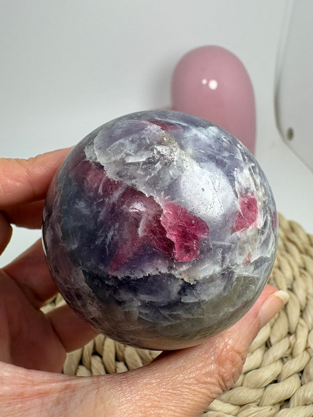 Esfera de lepidolita con inclusiones (piedra de unicornio)