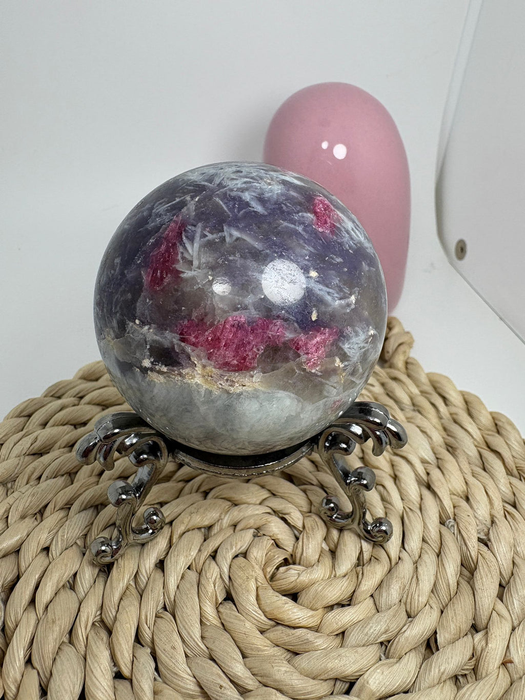 Esfera de lepidolita con inclusiones (piedra de unicornio)