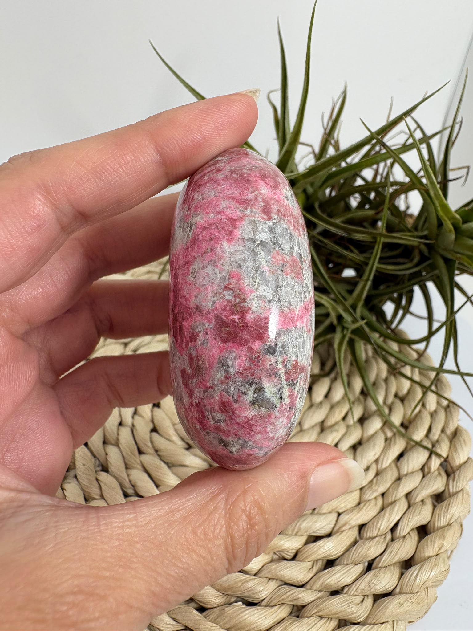 Palmstone de thulita- energía de amor y sanación emocional