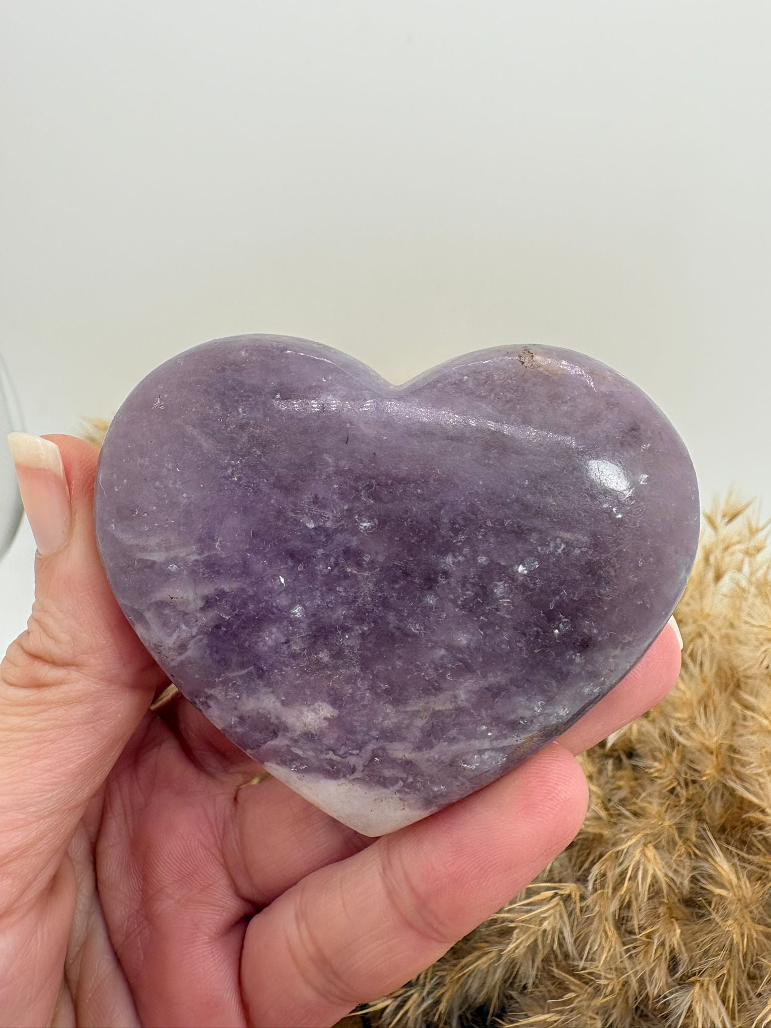 Corazón de lepidolita natural ideal para meditación, conexión espiritual y desarrollo de la intuición.