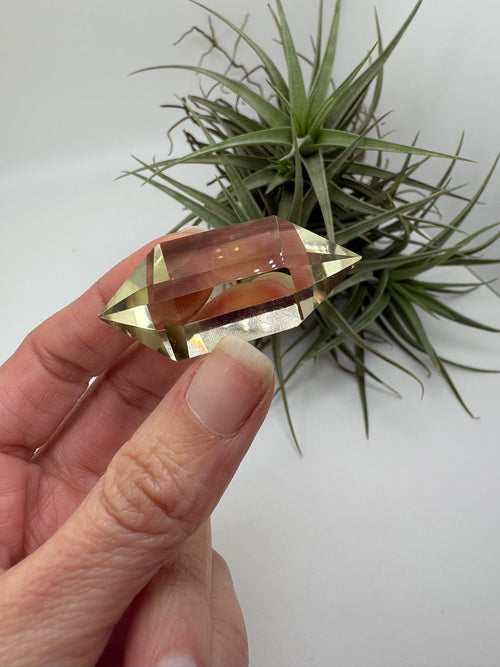 citrino natura biterminado con dos puntas ideal para terapias de sanación y canalización. ideal para trabajar el chakra del plexo solar.