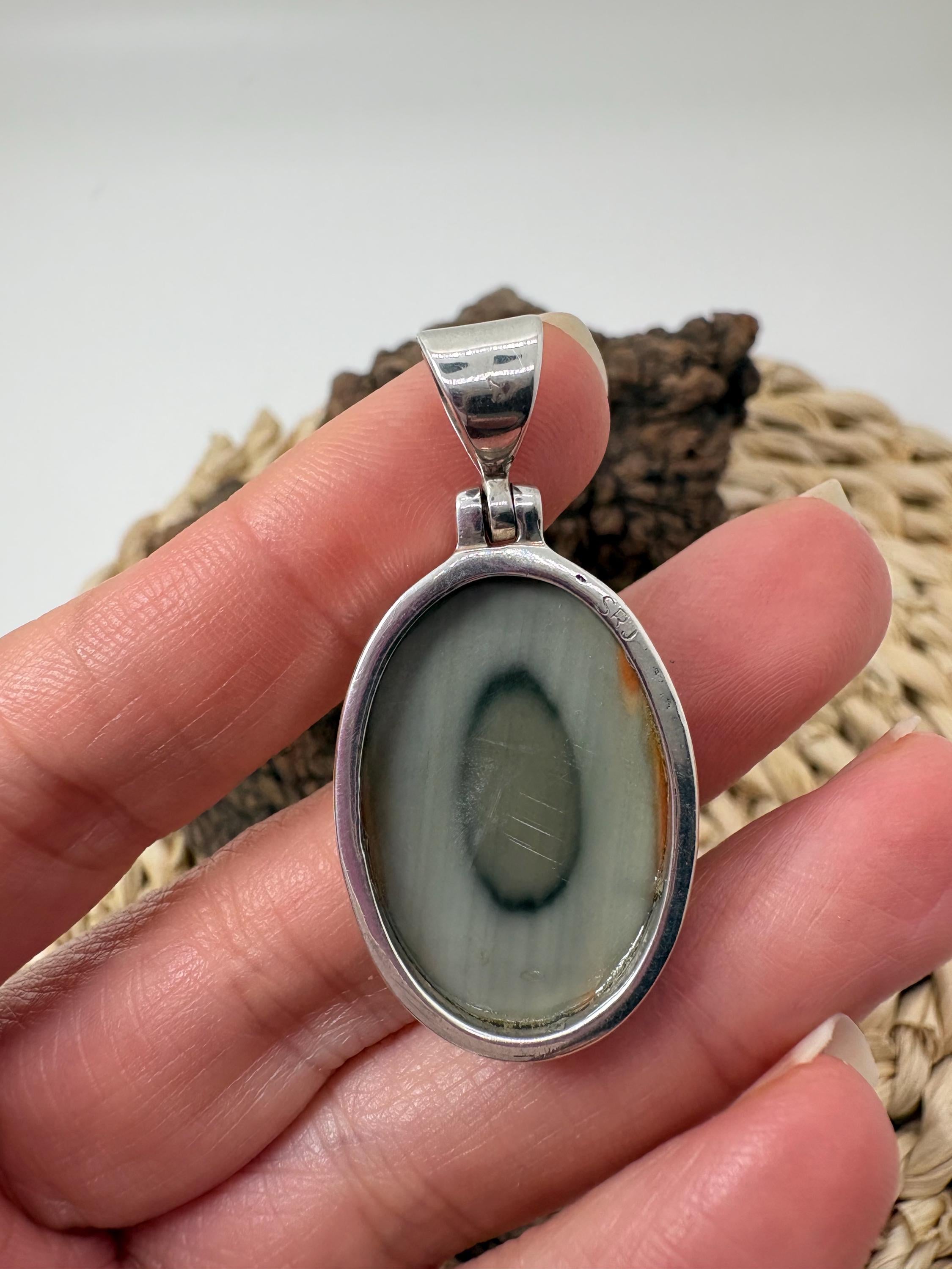 Colgante de jaspe imperial en plata de ley. Piedra natural asociada al equilibrio, la calma y la armonía. Joya espiritual única.