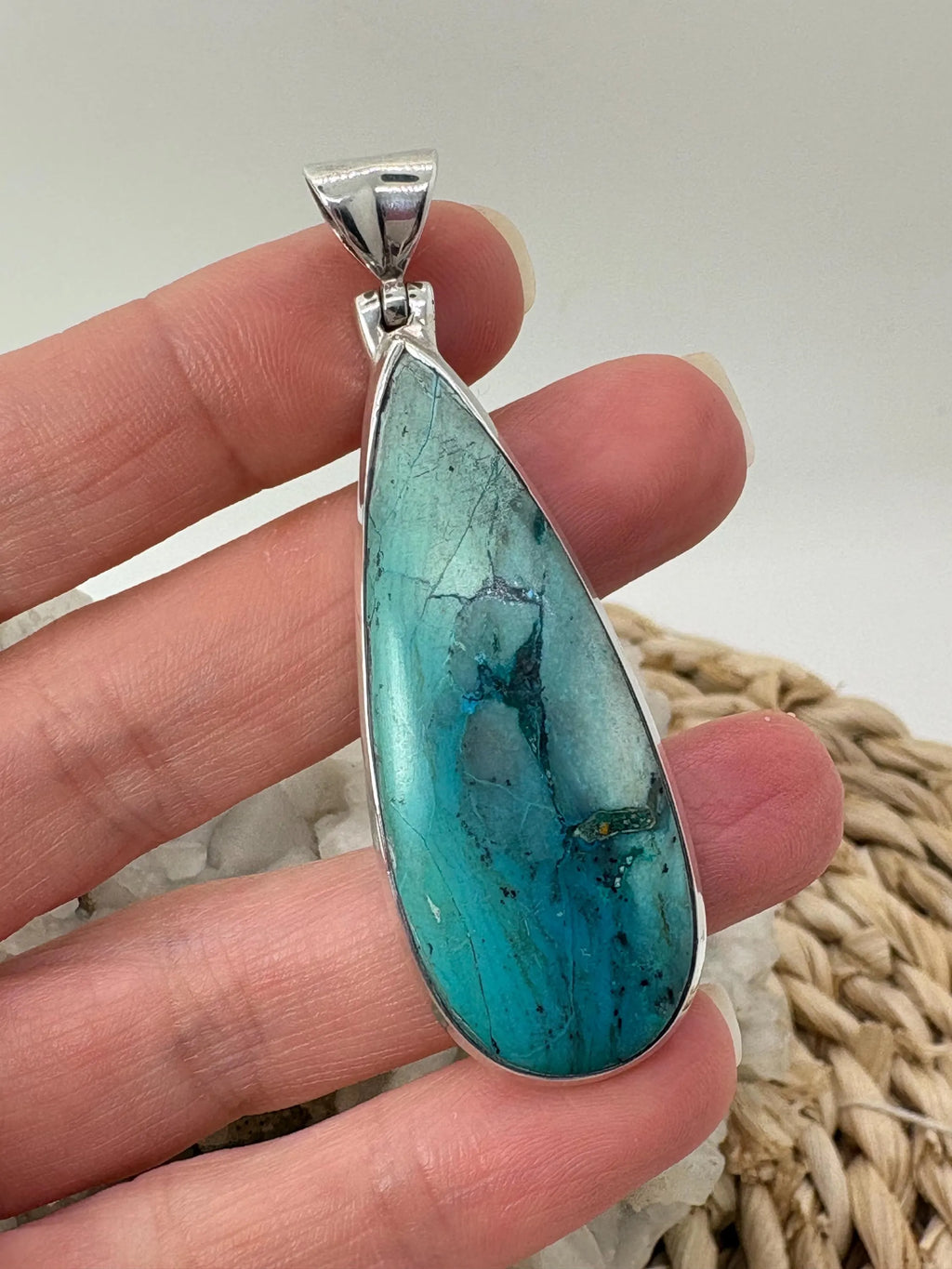 Colgante de crisocola de Perú en plata de ley. Piedra natural asociada a la calma, la comunicación y la armonía interior. Joya espiritual única.