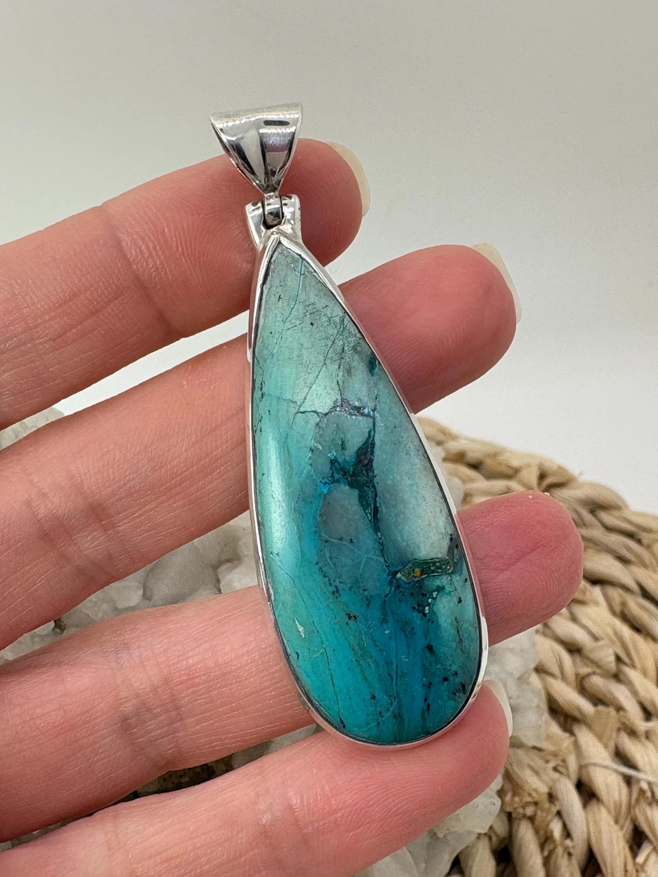 Colgante de crisocola de Perú en plata de ley. Piedra natural asociada a la calma, la comunicación y la armonía interior. Joya espiritual única.