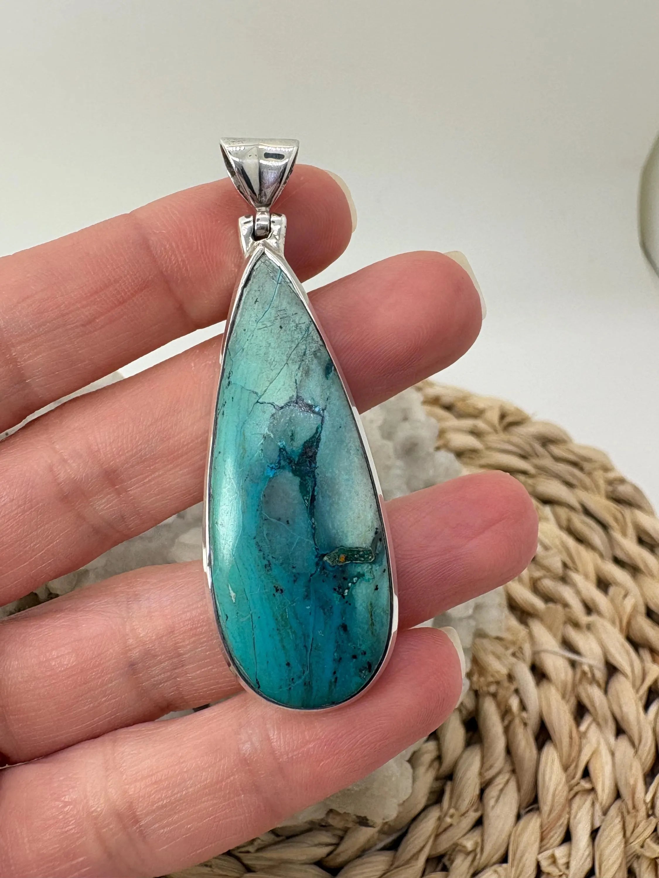 Colgante de crisocola de Perú en plata de ley. Piedra natural asociada a la calma, la comunicación y la armonía interior. Joya espiritual única.