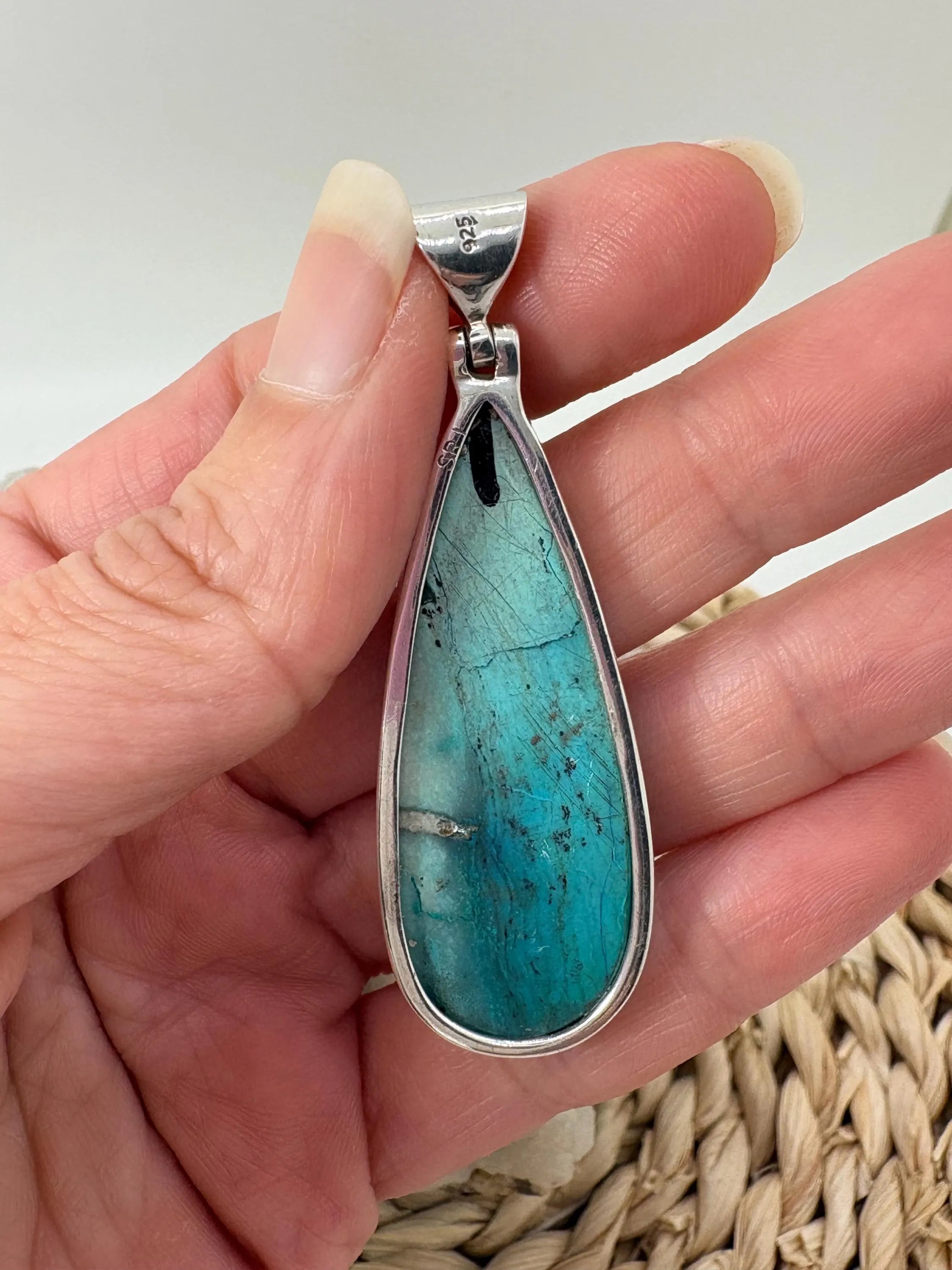 Colgante de crisocola de Perú en plata de ley. Piedra natural asociada a la calma, la comunicación y la armonía interior. Joya espiritual única.