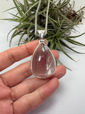 Colgante de cuarzo con turmalina negra en plata de ley. Piedra natural de alta calidad y gran transparencia. Joya única elegante y con carácter.