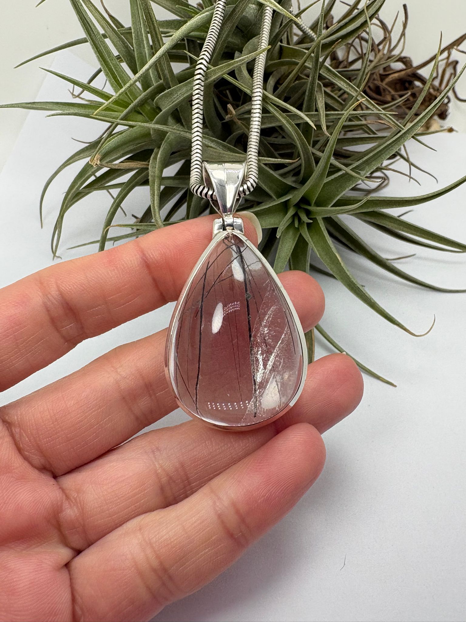Colgante de cuarzo con turmalina negra en plata de ley. Piedra natural de alta calidad y gran transparencia. Joya única elegante y con carácter.