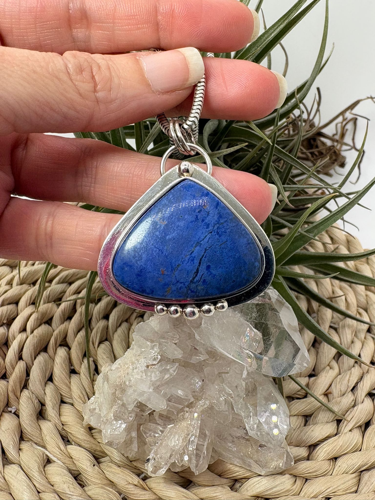 Colgante de dumortierita natural azul en plata de ley. Joya artesanal única con piedra natural, tamaño 4 x 3,6 cm.