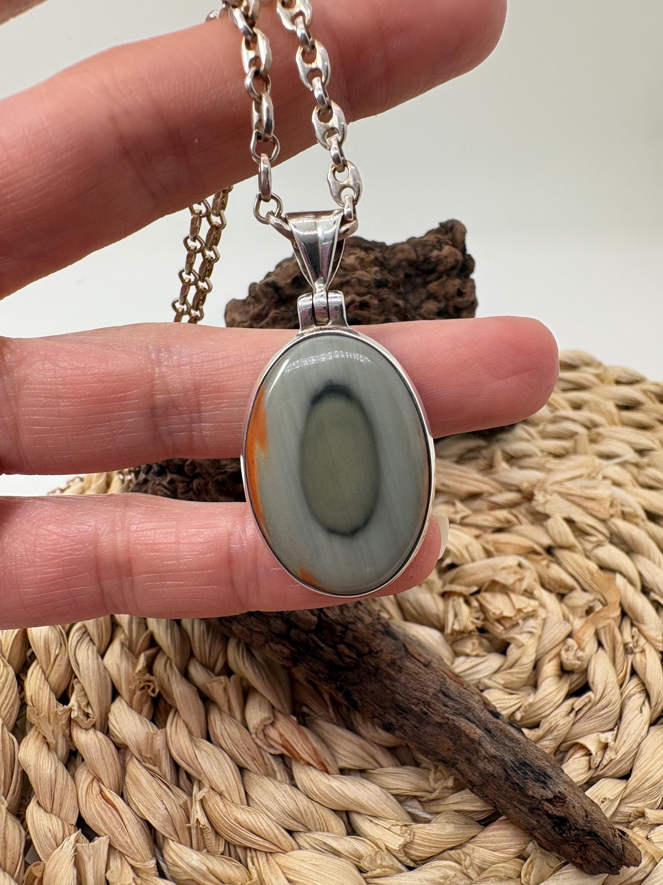 Colgante de jaspe imperial en plata de ley. Piedra natural asociada al equilibrio, la calma y la armonía. Joya espiritual única.