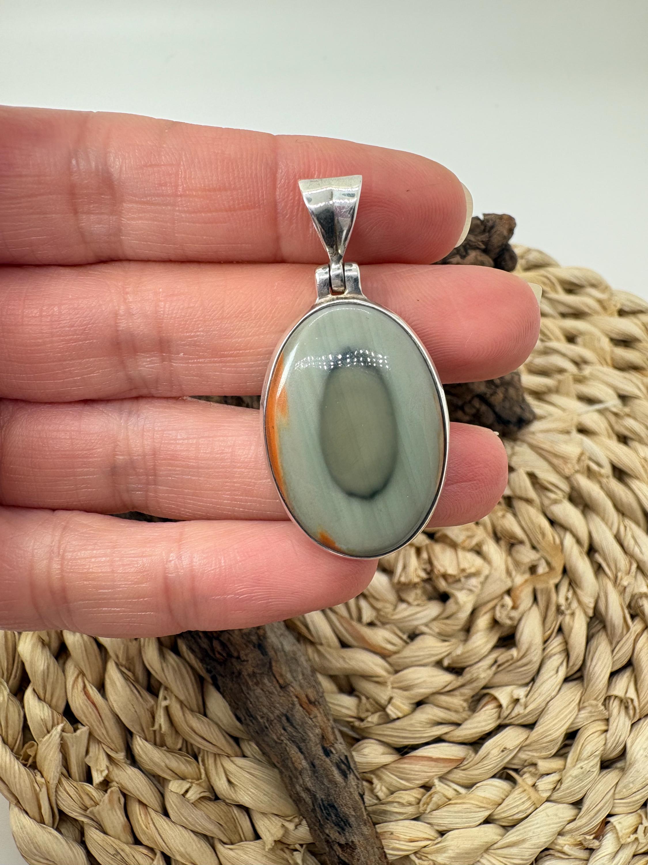 Colgante de jaspe imperial en plata de ley. Piedra natural asociada al equilibrio, la calma y la armonía. Joya espiritual única.