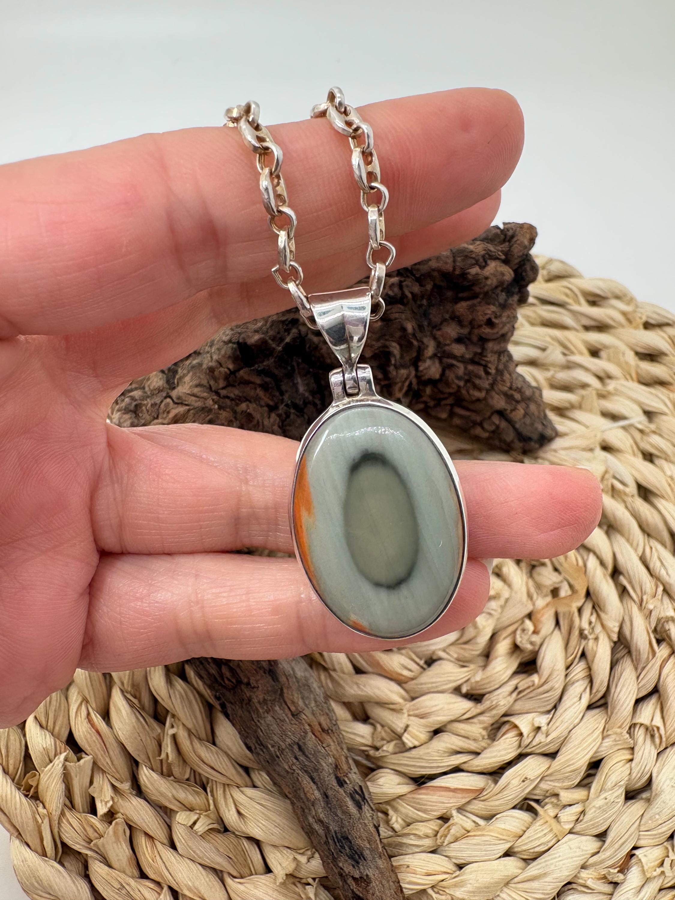 Colgante de jaspe imperial en plata de ley. Piedra natural asociada al equilibrio, la calma y la armonía. Joya espiritual única.
