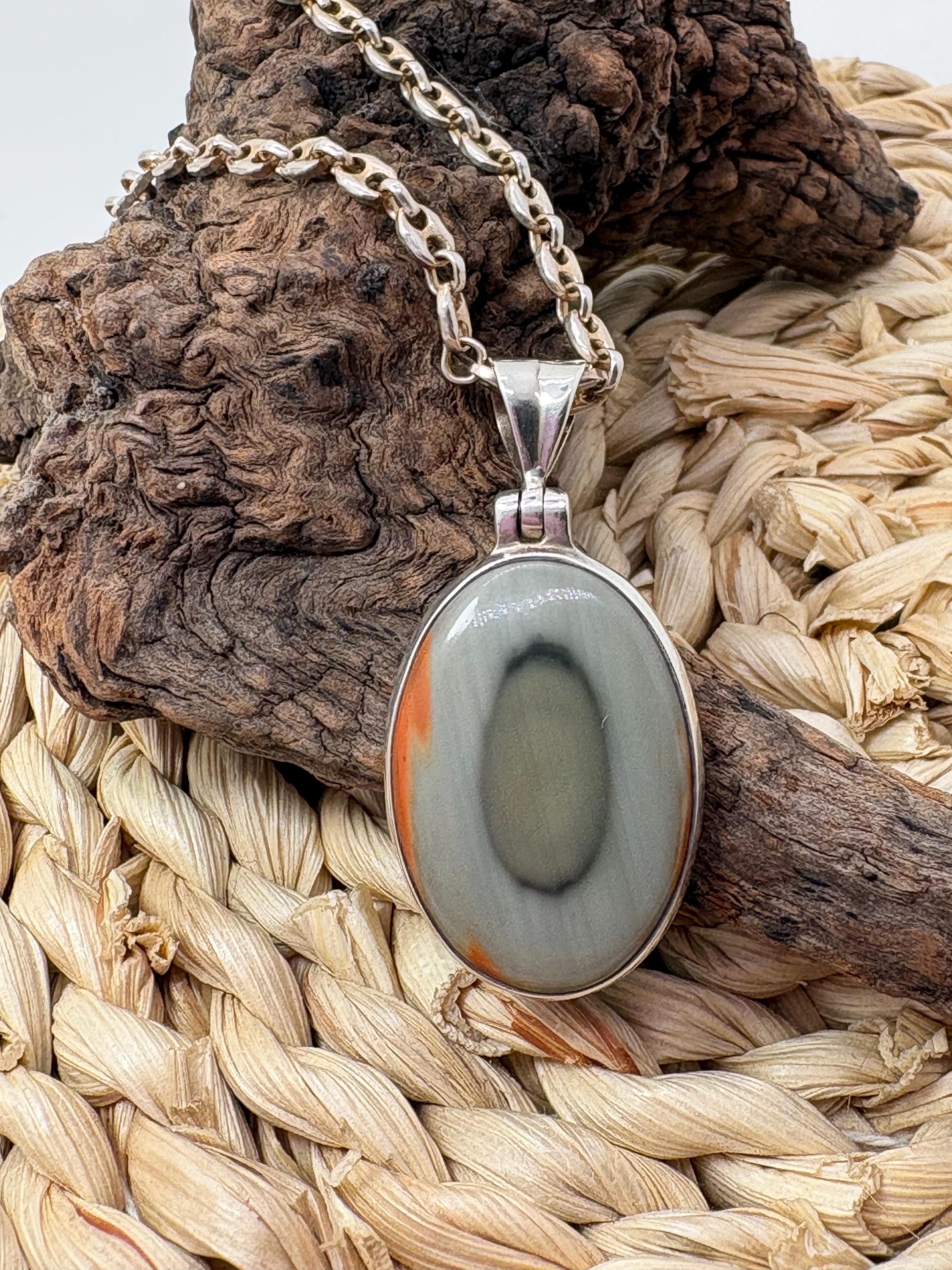 Colgante de jaspe imperial en plata de ley. Piedra natural asociada al equilibrio, la calma y la armonía. Joya espiritual única.