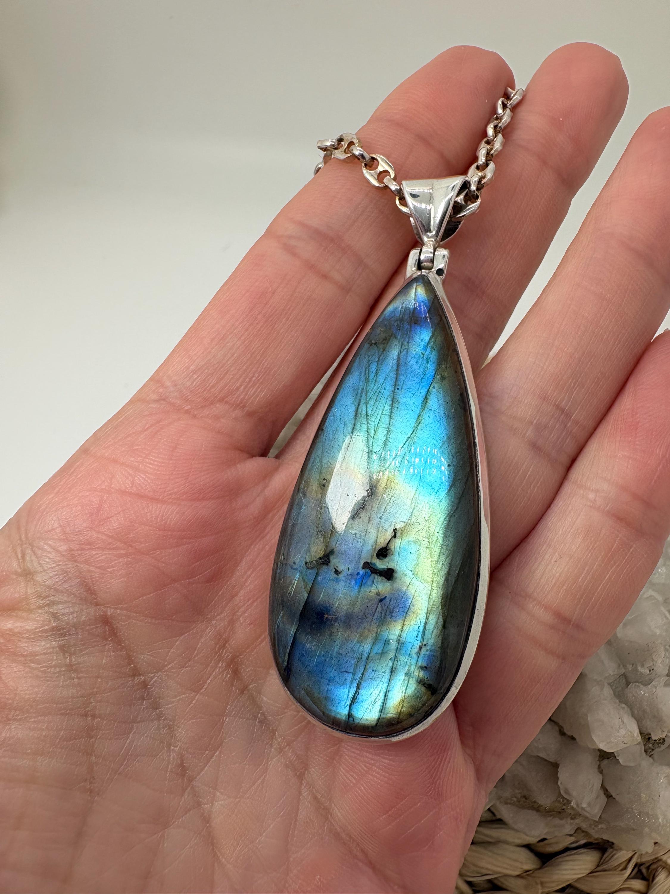 Colgante de labradorita en plata de ley con reflejos iridiscentes. Piedra natural única con tonos azules y verdes. Joya elegante y con carácter.Piedra espiritual de cambio y evolución.