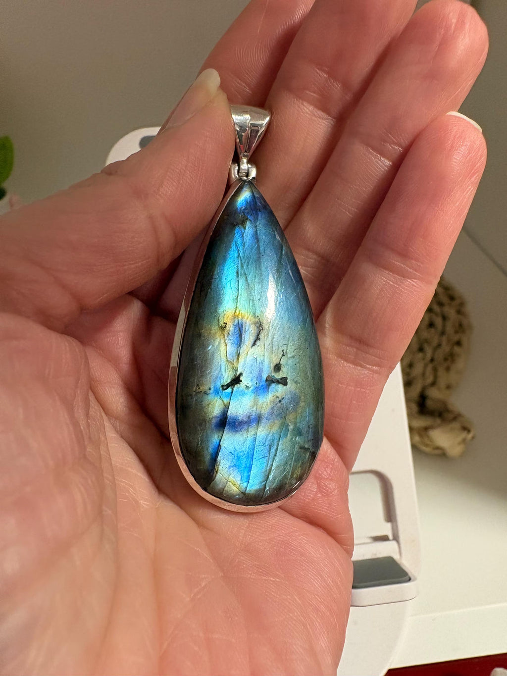 Colgante de labradorita en plata de ley con reflejos iridiscentes. Piedra natural única con tonos azules y verdes. Joya elegante y con carácter.Piedra espiritual de cambio y evolución.