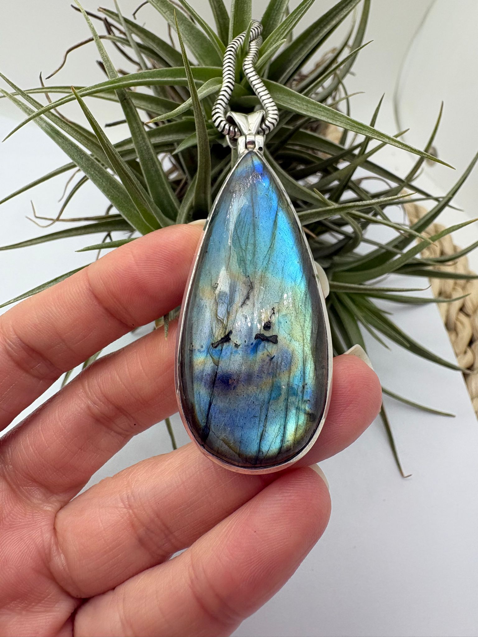 Colgante de labradorita en plata de ley con reflejos iridiscentes. Piedra natural única con tonos azules y verdes. Joya elegante y con carácter.Piedra espiritual de cambio y evolución.