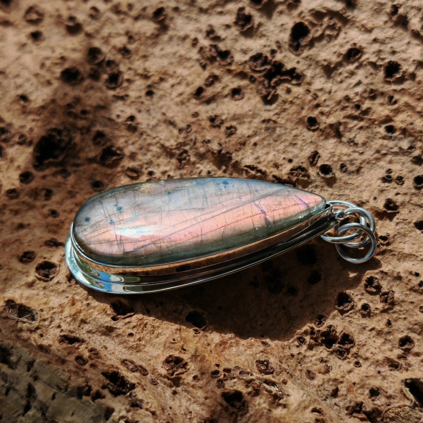 Colgante de labradorita rosa en plata de ley artesanal. Piedra de intuición y transformación con reflejos únicos. Joya espiritual y elegante.