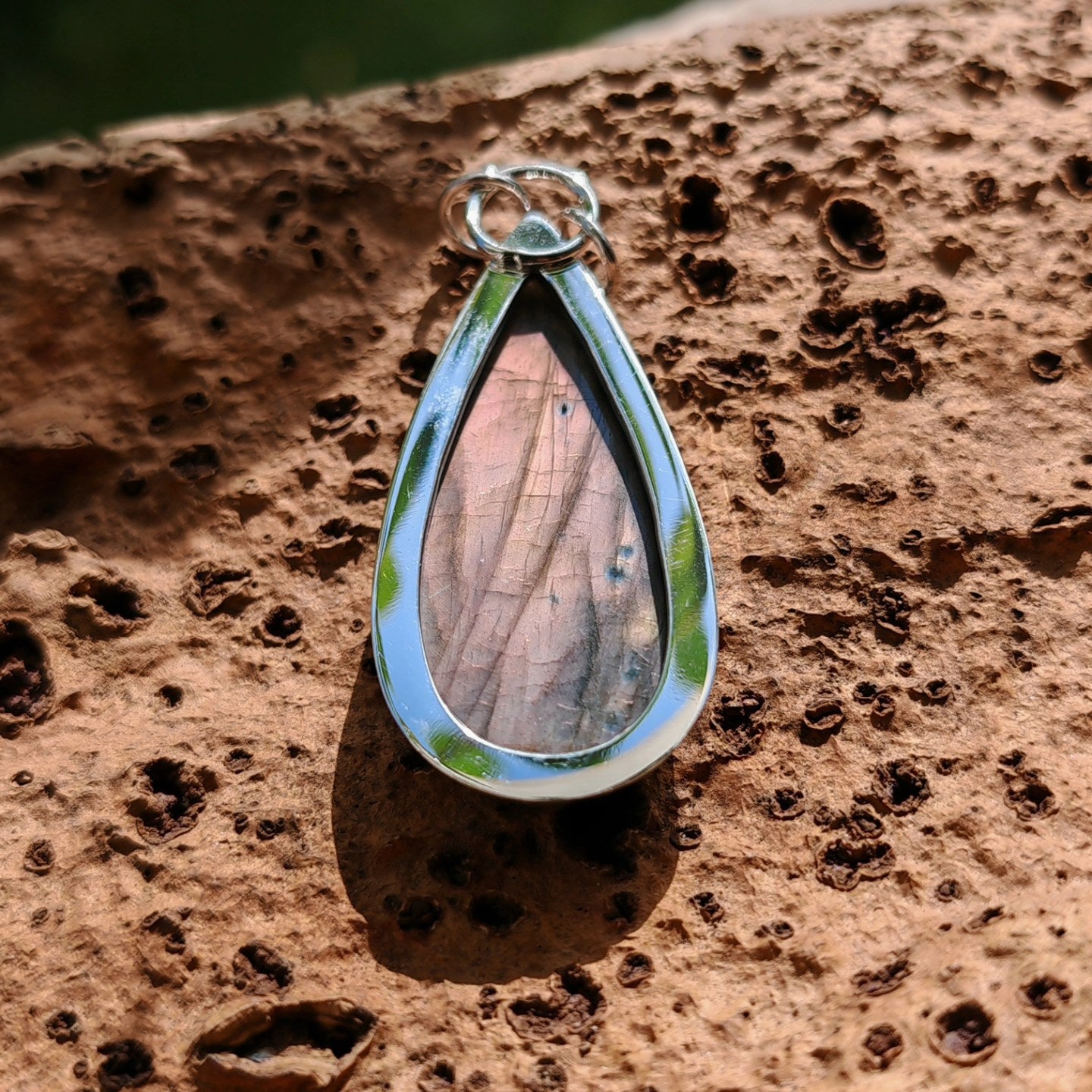 Colgante de labradorita rosa en plata de ley artesanal. Piedra de intuición y transformación con reflejos únicos. Joya espiritual y elegante.