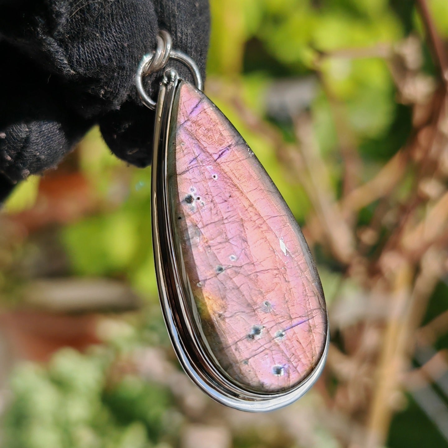 Colgante de labradorita rosa en plata de ley artesanal. Piedra de intuición y transformación con reflejos únicos. Joya espiritual y elegante.