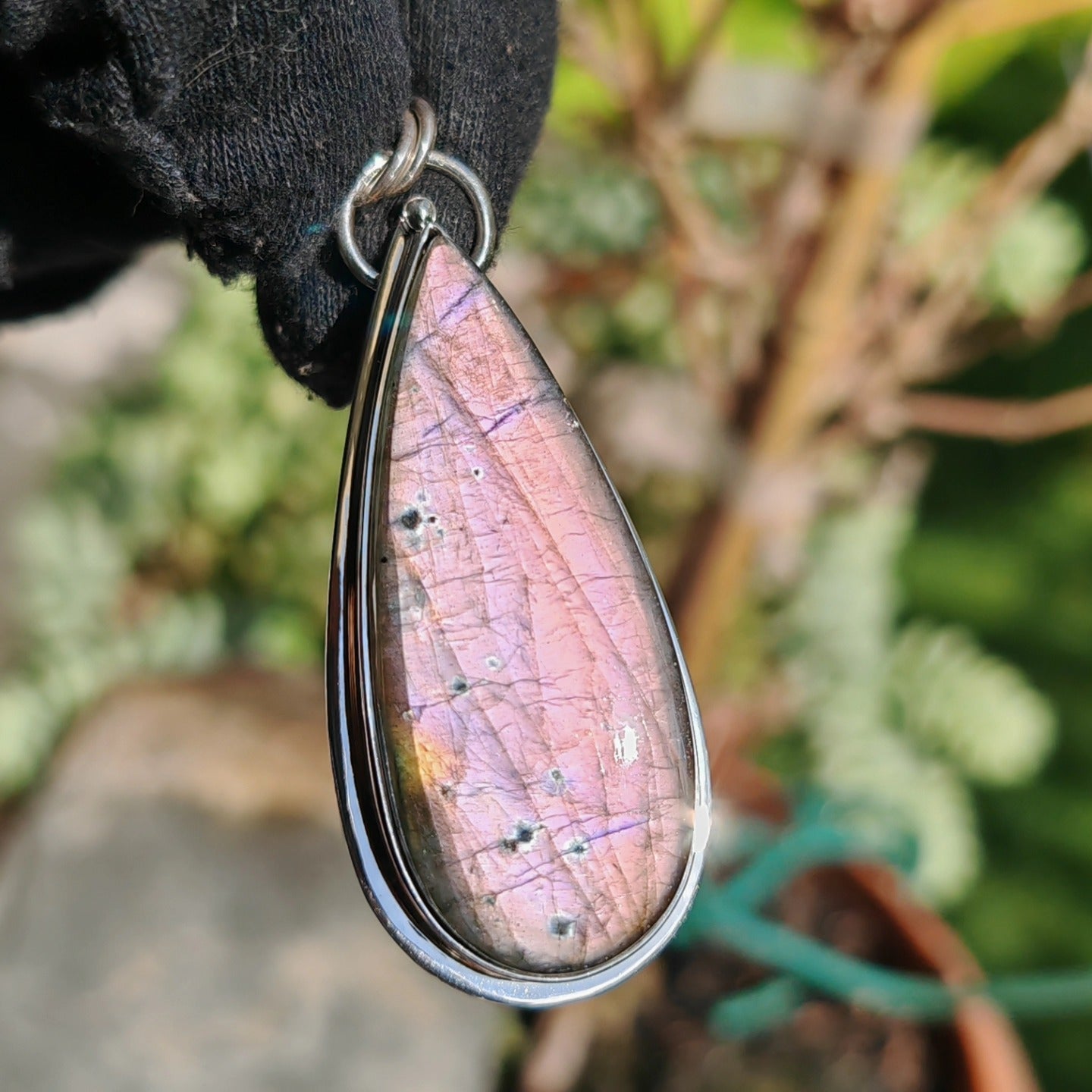Colgante de labradorita rosa en plata de ley artesanal. Piedra de intuición y transformación con reflejos únicos. Joya espiritual y elegante.
