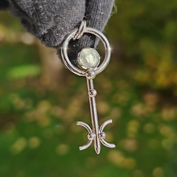 Colgante llave de prehnita en plata de ley artesanal. Piedra de calma e intuición que abre caminos y aporta equilibrio. Joya espiritual única.