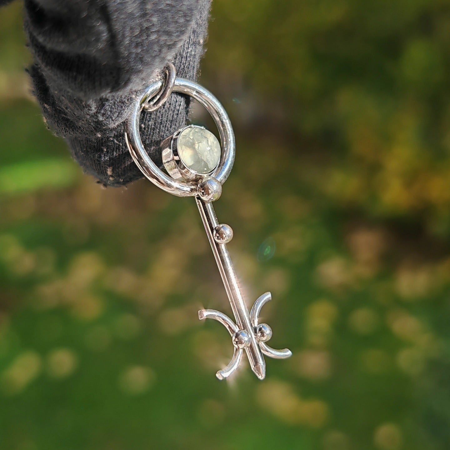 Colgante llave de prehnita en plata de ley artesanal. Piedra de calma e intuición que abre caminos y aporta equilibrio. Joya espiritual única.