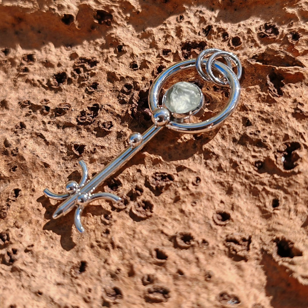 Colgante llave de prehnita en plata de ley artesanal. Piedra de calma e intuición que abre caminos y aporta equilibrio. Joya espiritual única.