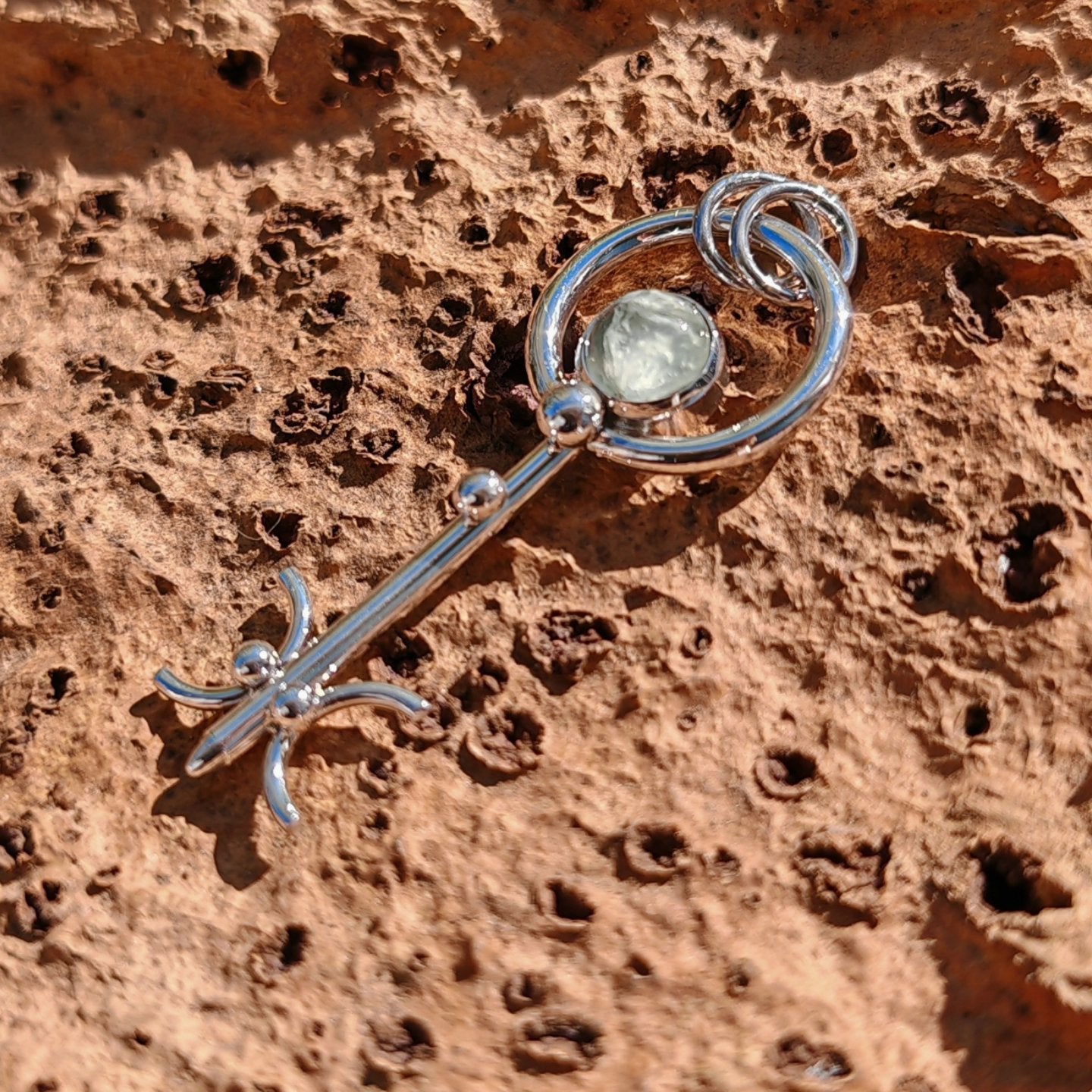 Colgante llave de prehnita en plata de ley artesanal. Piedra de calma e intuición que abre caminos y aporta equilibrio. Joya espiritual única.