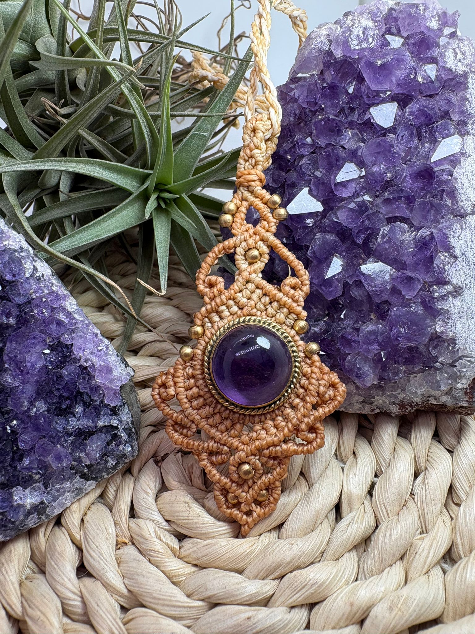 colgante macramé con amatista artesanal hecho a mano