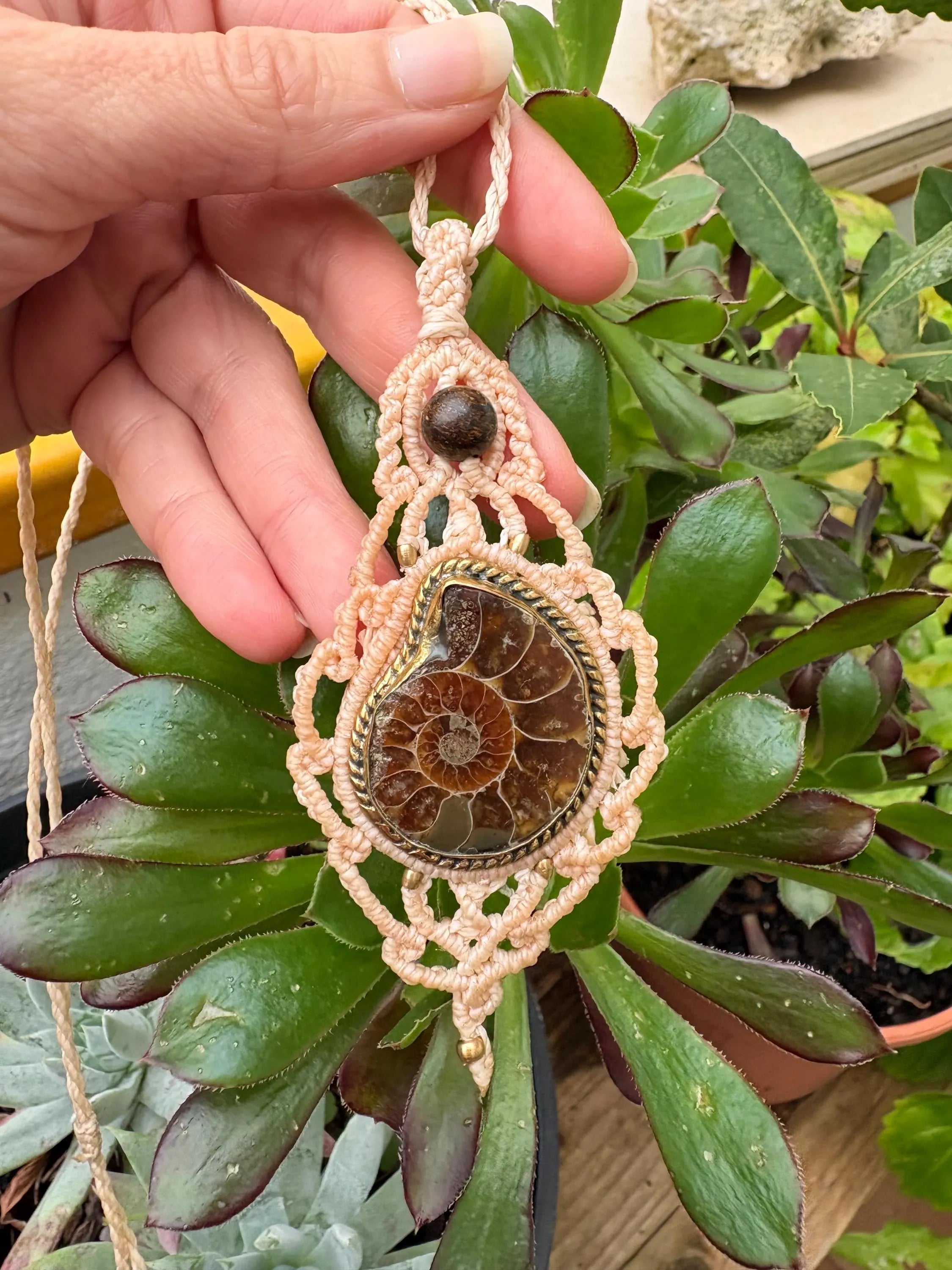 colgante de macramé con fósil ammonite natural y broncita 