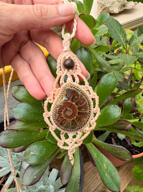 colgante de macramé con fósil ammonite natural y broncita 