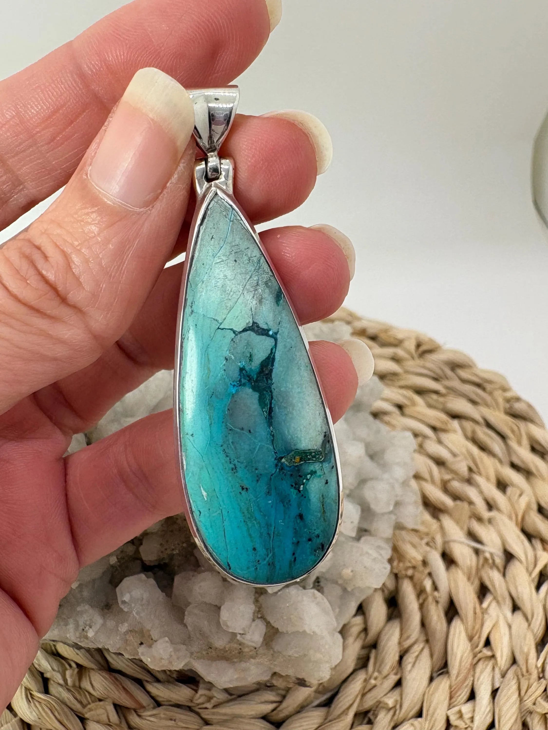 Colgante de crisocola de Perú en plata de ley. Piedra natural asociada a la calma, la comunicación y la armonía interior. Joya espiritual única.