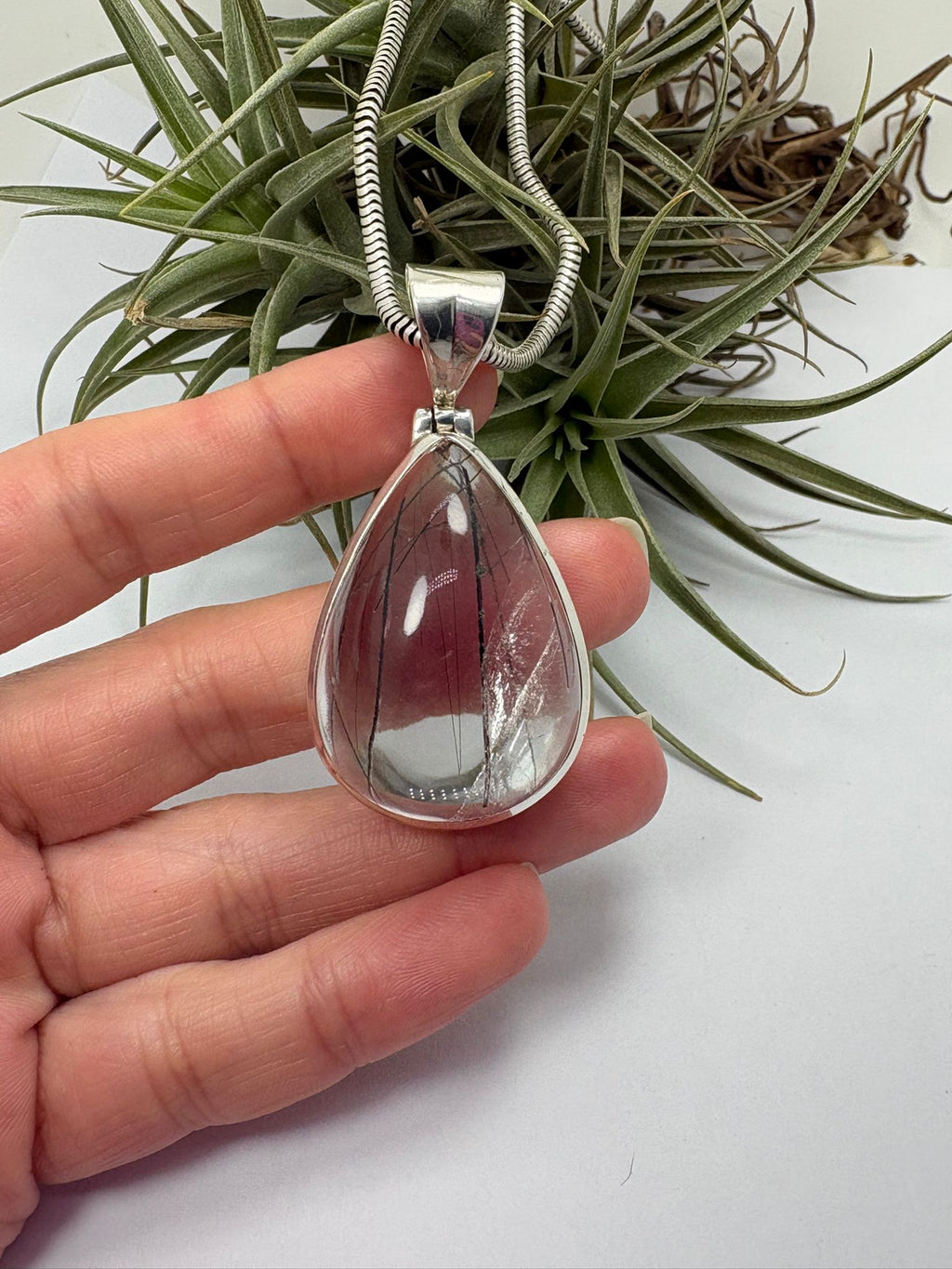 Colgante de cuarzo con turmalina negra en plata de ley. Piedra natural de alta calidad y gran transparencia. Joya única elegante y con carácter.