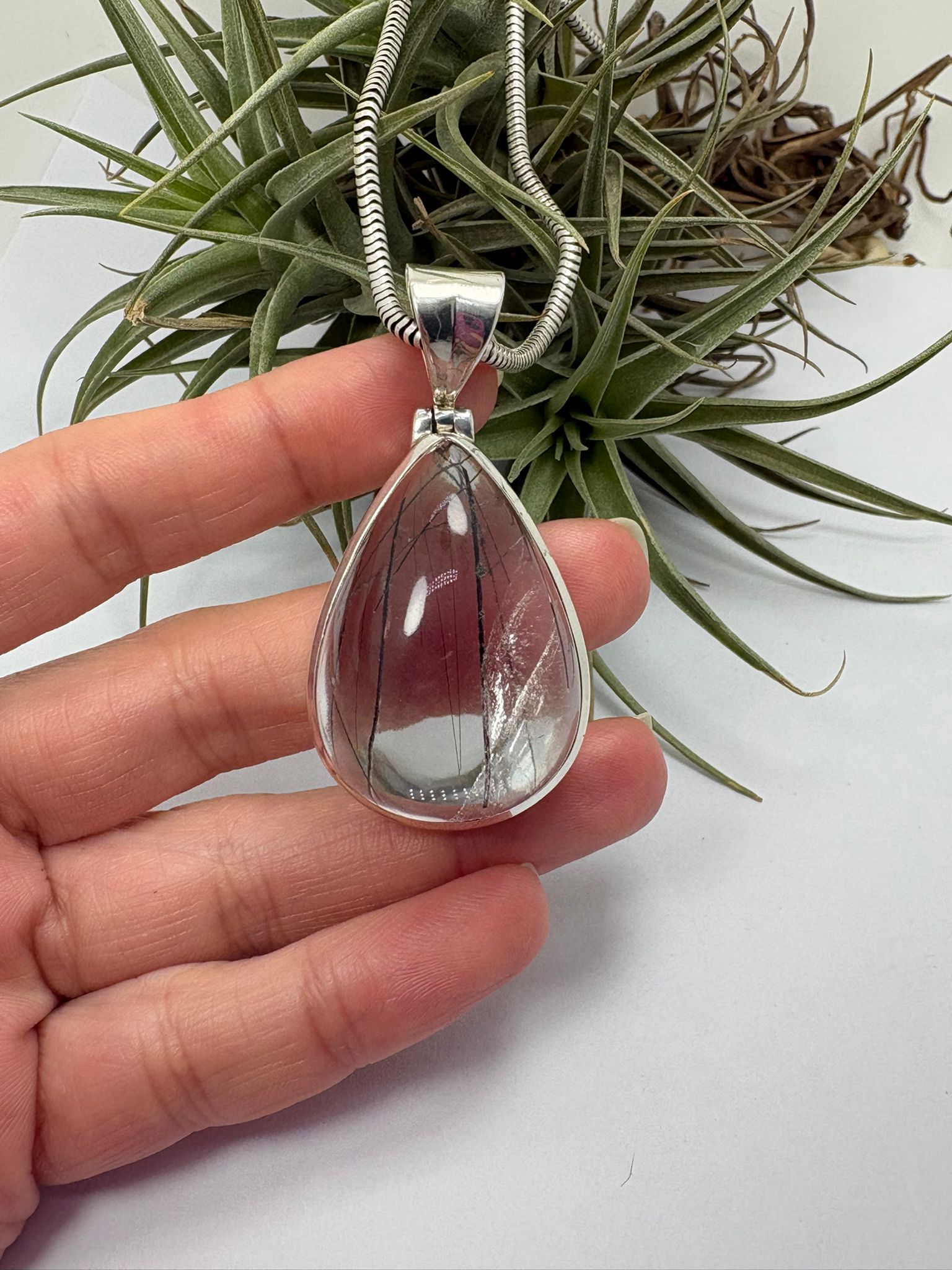 Colgante de cuarzo con turmalina negra en plata de ley. Piedra natural de alta calidad y gran transparencia. Joya única elegante y con carácter.