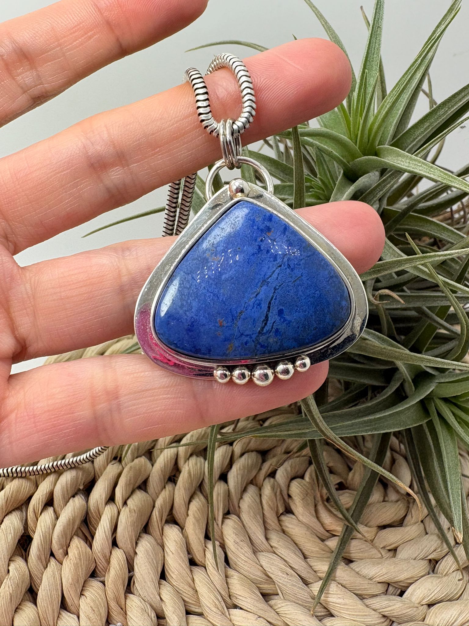 Colgante de dumortierita natural azul en plata de ley. Joya artesanal única con piedra natural, tamaño 4 x 3,6 cm.