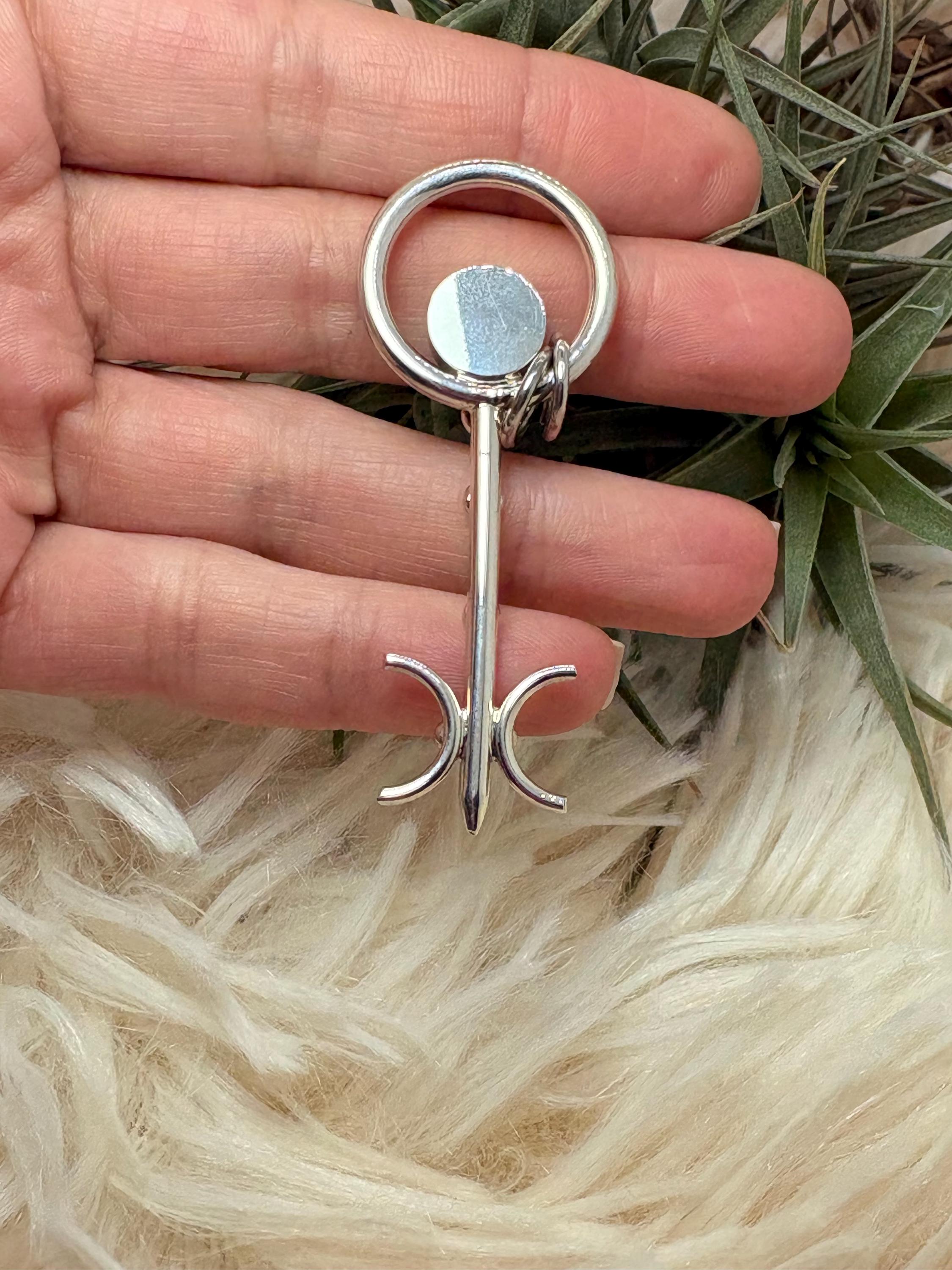 Colgante llave de malaquita en plata de ley artesanal. Joya con significado que abre caminos y favorece la transformación personal.