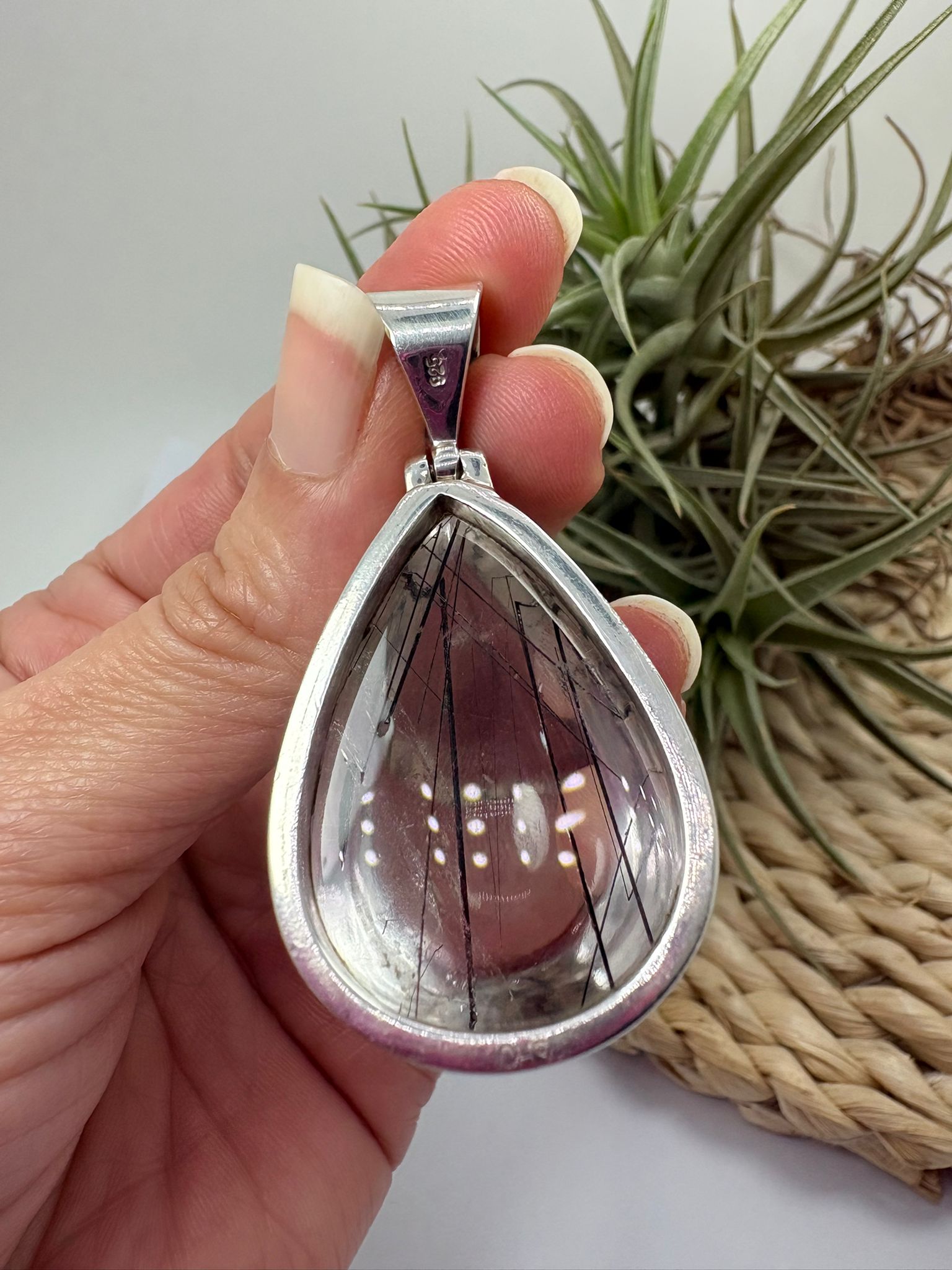 Colgante de cuarzo con turmalina negra en plata de ley. Piedra natural de alta calidad y gran transparencia. Joya única elegante y con carácter.