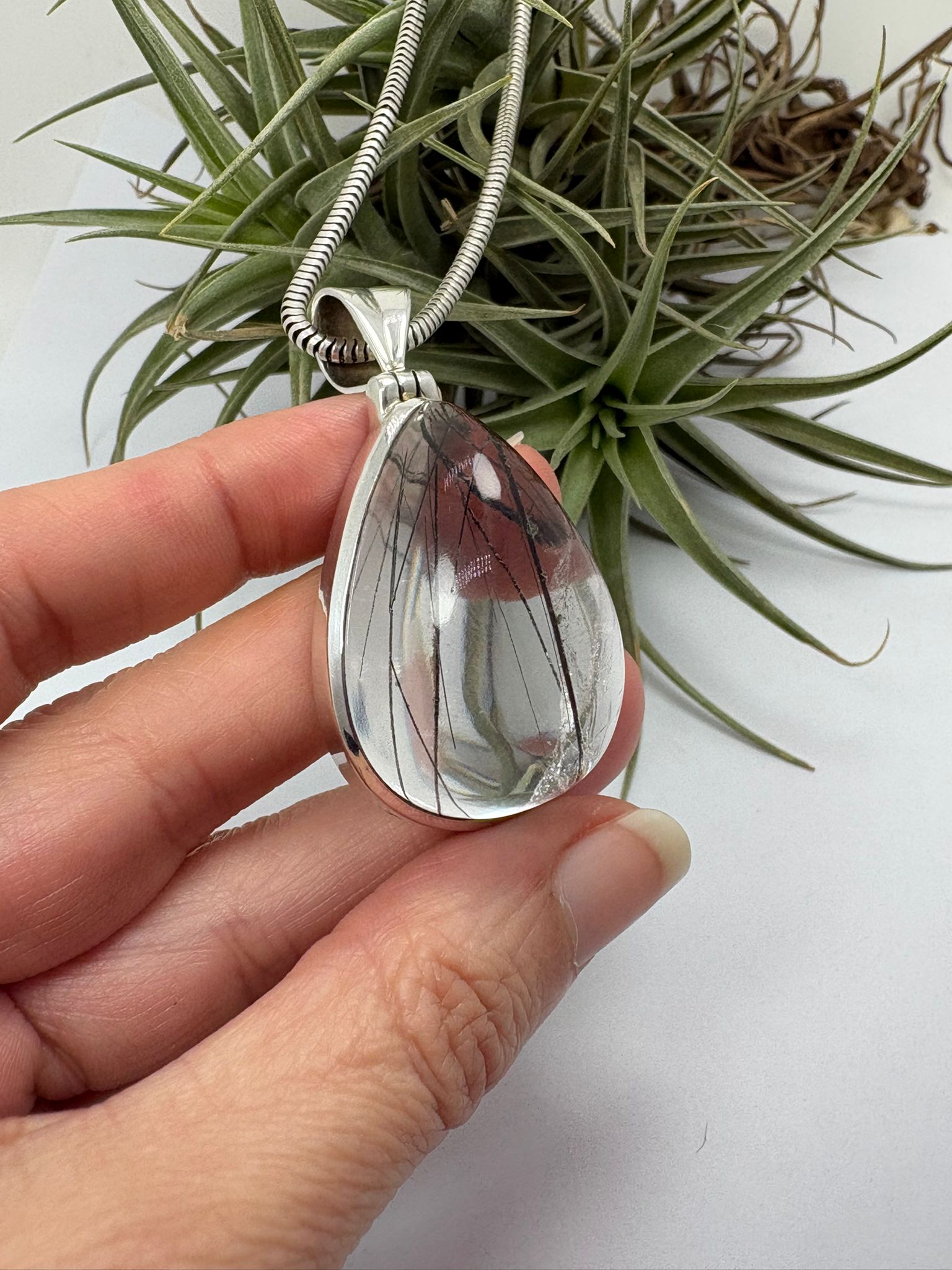Colgante de cuarzo con turmalina negra en plata de ley. Piedra natural de alta calidad y gran transparencia. Joya única elegante y con carácter.