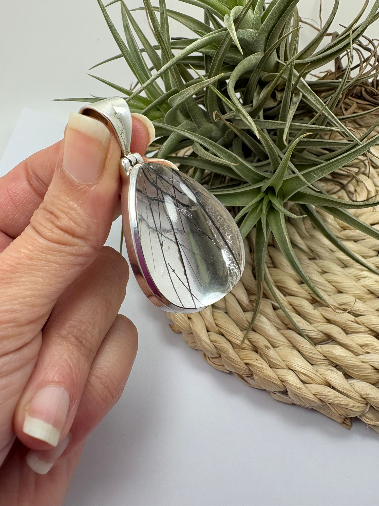 Colgante de cuarzo con turmalina negra en plata de ley. Piedra natural de alta calidad y gran transparencia. Joya única elegante y con carácter.