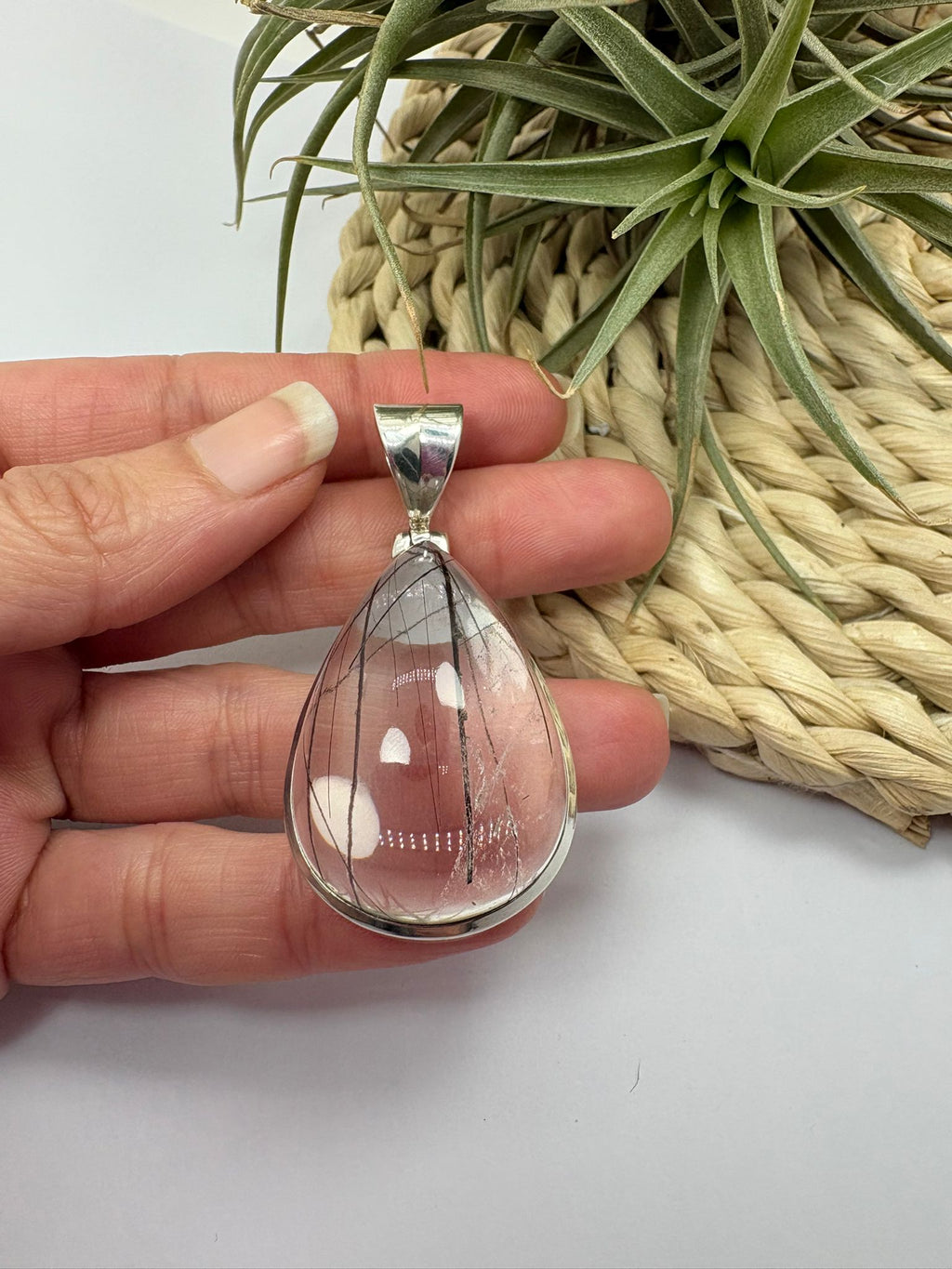 Colgante de cuarzo con turmalina negra en plata de ley. Piedra natural de alta calidad y gran transparencia. Joya única elegante y con carácter.