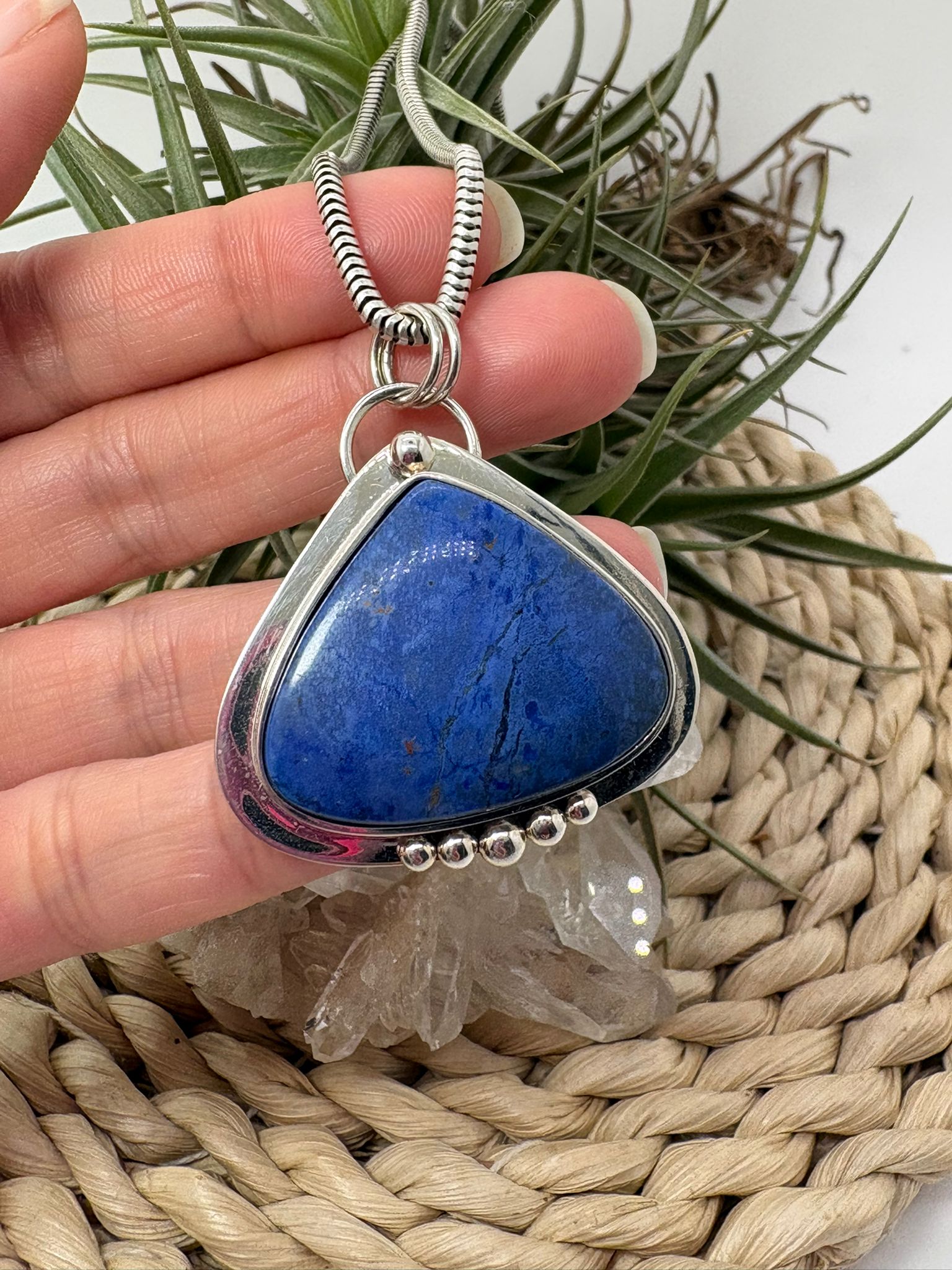 Colgante de dumortierita natural azul en plata de ley. Joya artesanal única con piedra natural, tamaño 4 x 3,6 cm.
