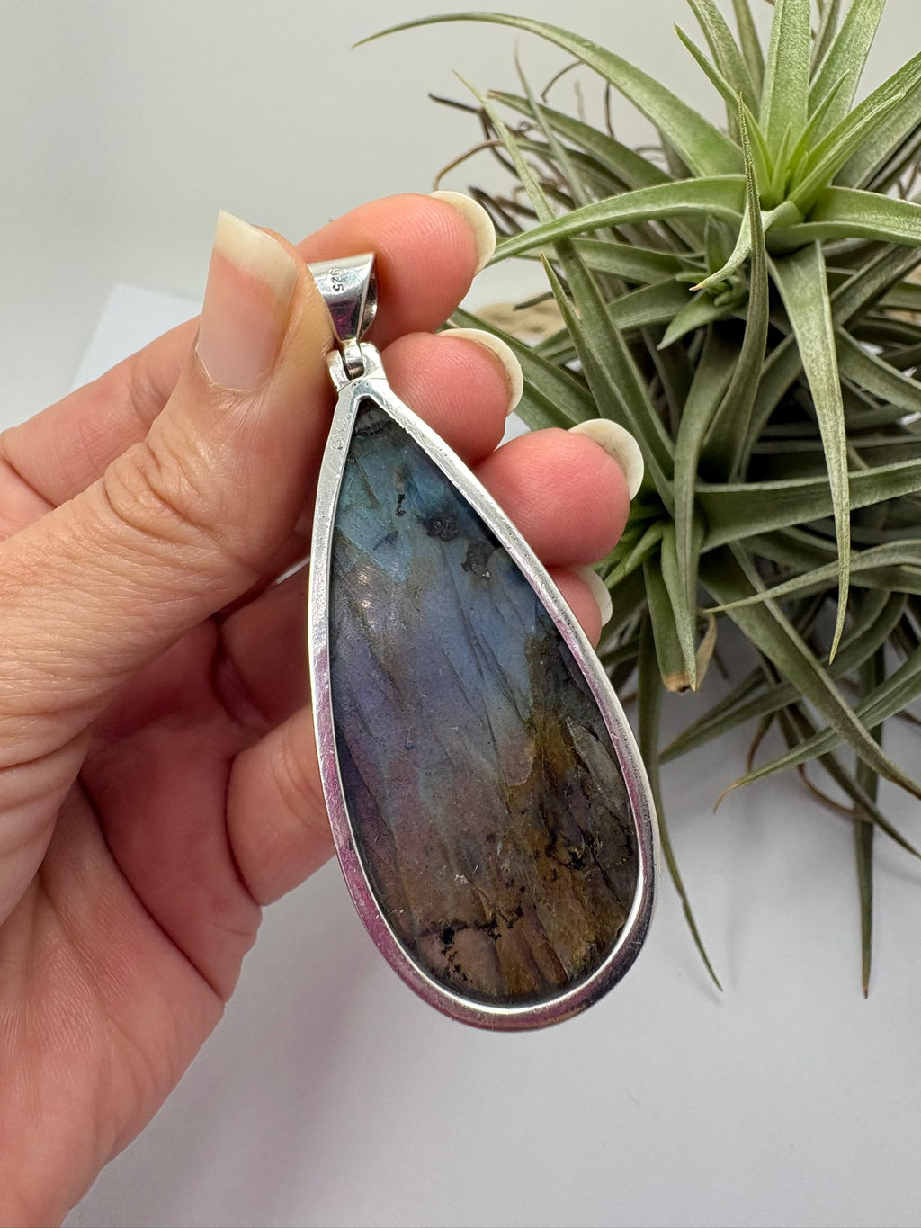 Colgante de labradorita en plata de ley con reflejos iridiscentes. Piedra natural única con tonos azules y verdes. Joya elegante y con carácter.Piedra espiritual de cambio y evolución.