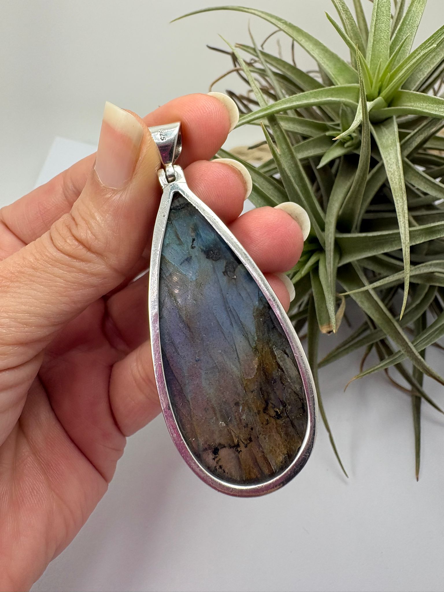 Colgante de labradorita en plata de ley con reflejos iridiscentes. Piedra natural única con tonos azules y verdes. Joya elegante y con carácter.Piedra espiritual de cambio y evolución.