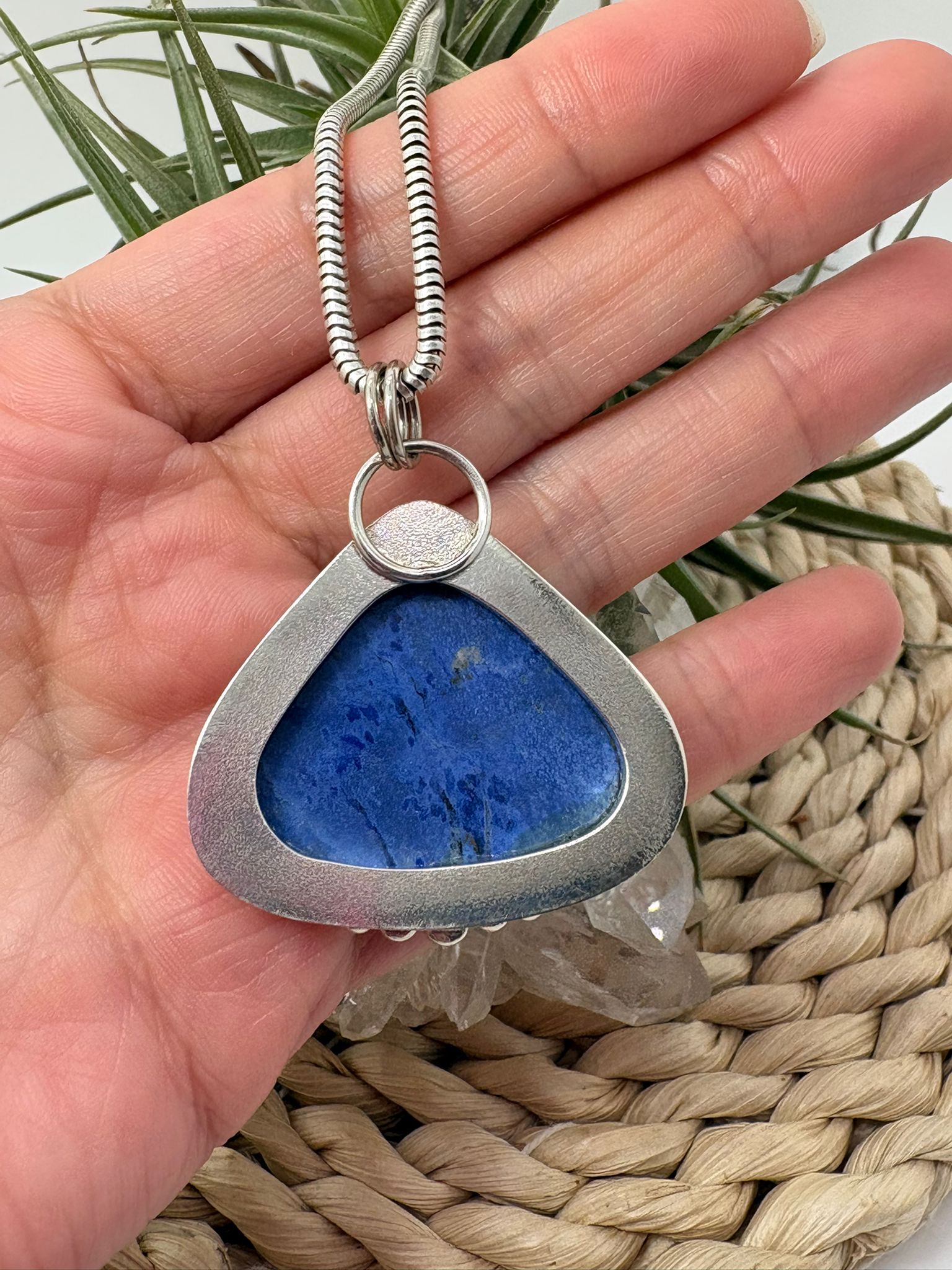 Colgante de dumortierita natural azul en plata de ley. Joya artesanal única con piedra natural, tamaño 4 x 3,6 cm.