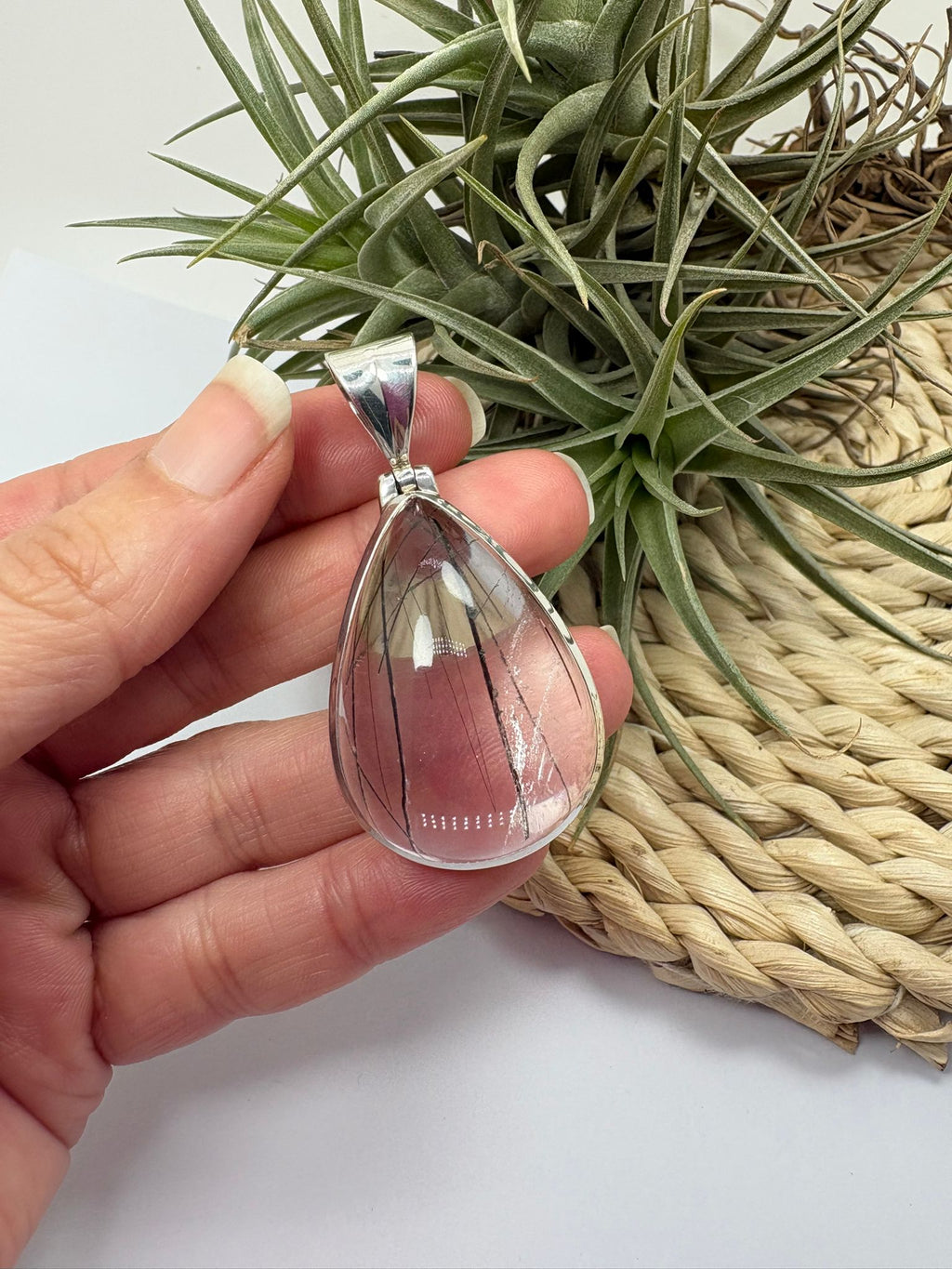 Colgante de cuarzo con turmalina negra en plata de ley. Piedra natural de alta calidad y gran transparencia. Joya única elegante y con carácter.